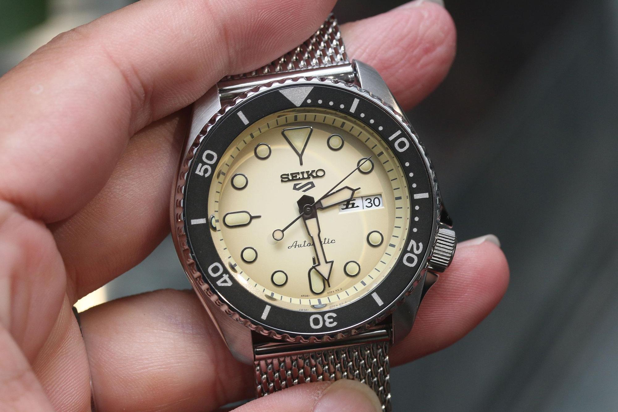 全新的SEIKO 5 Sports當中我個人最喜歡的是這款奶油面米蘭帶，就這個價格帶來說很少能有這樣的選擇。定價約NT$11,300。