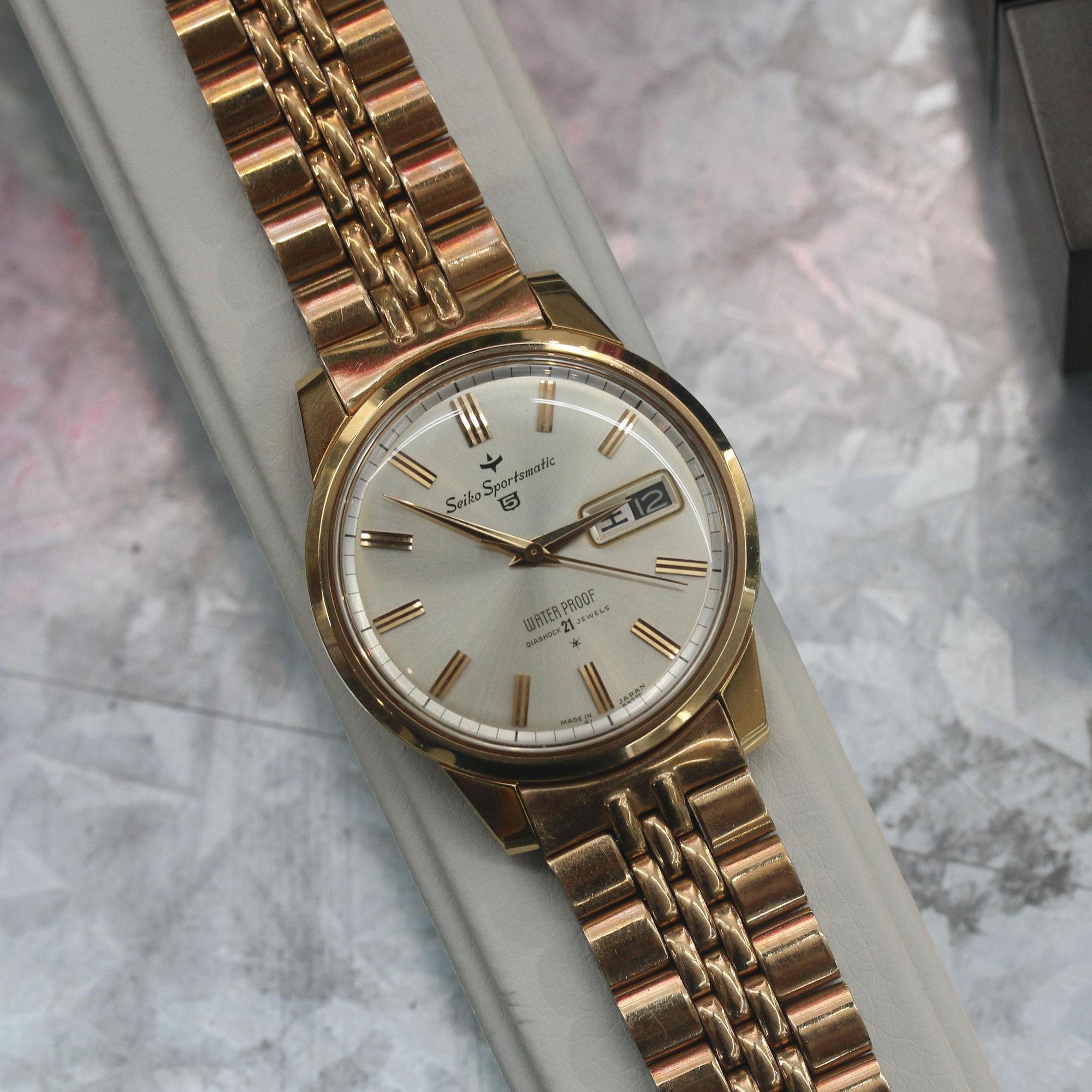 1963年第一款SEIKO Sportmatic 5，它是日本第一款國產自動上鏈帶日期-星期的錶款。