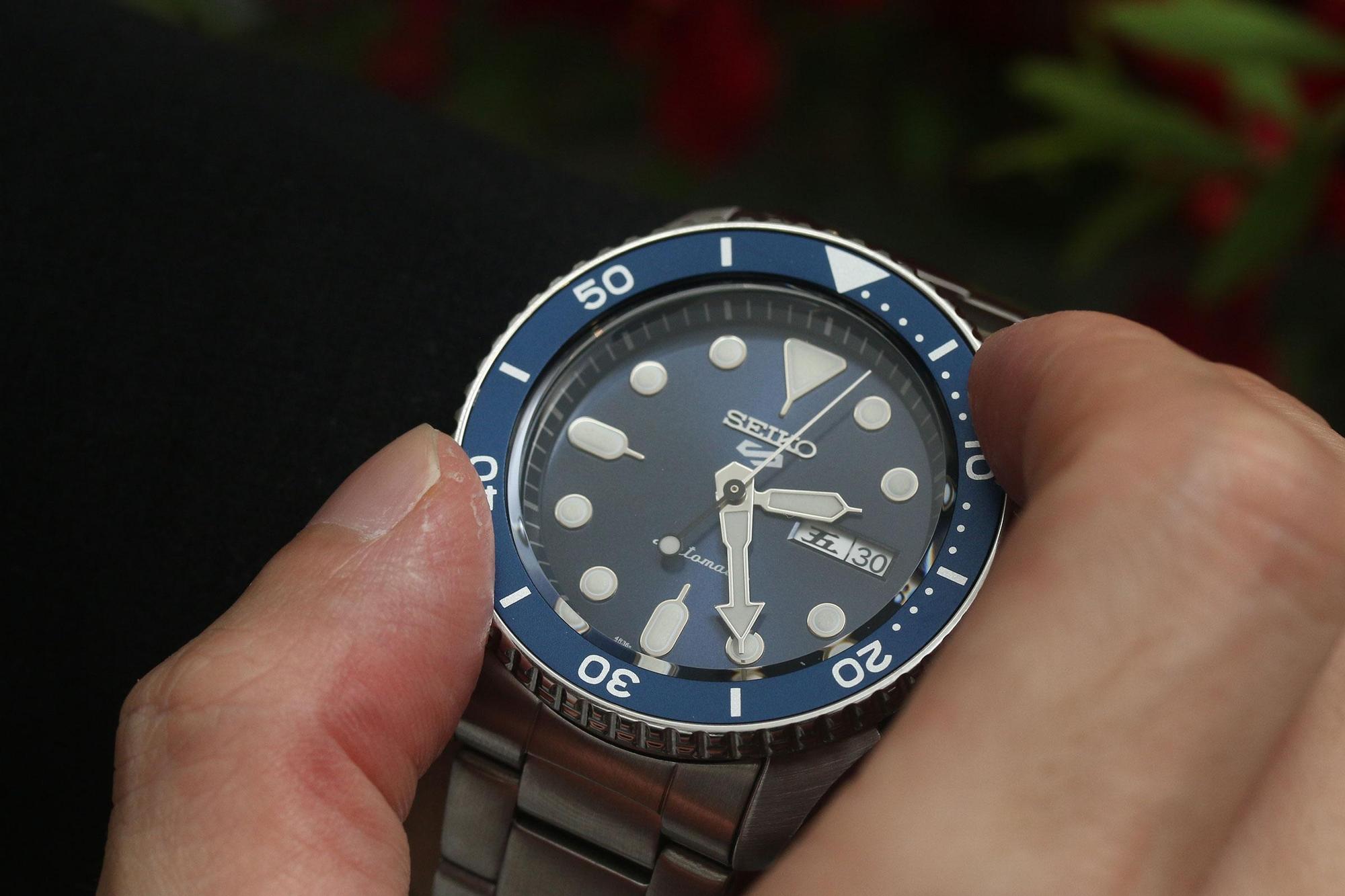 SEIKO 5 Sports「戶外運動」主題（型號SRPD51K1），藍色面盤、單向旋轉圈、10氣壓防水，42.5mm錶殼，4R36機械機芯，定價NT$9,300。