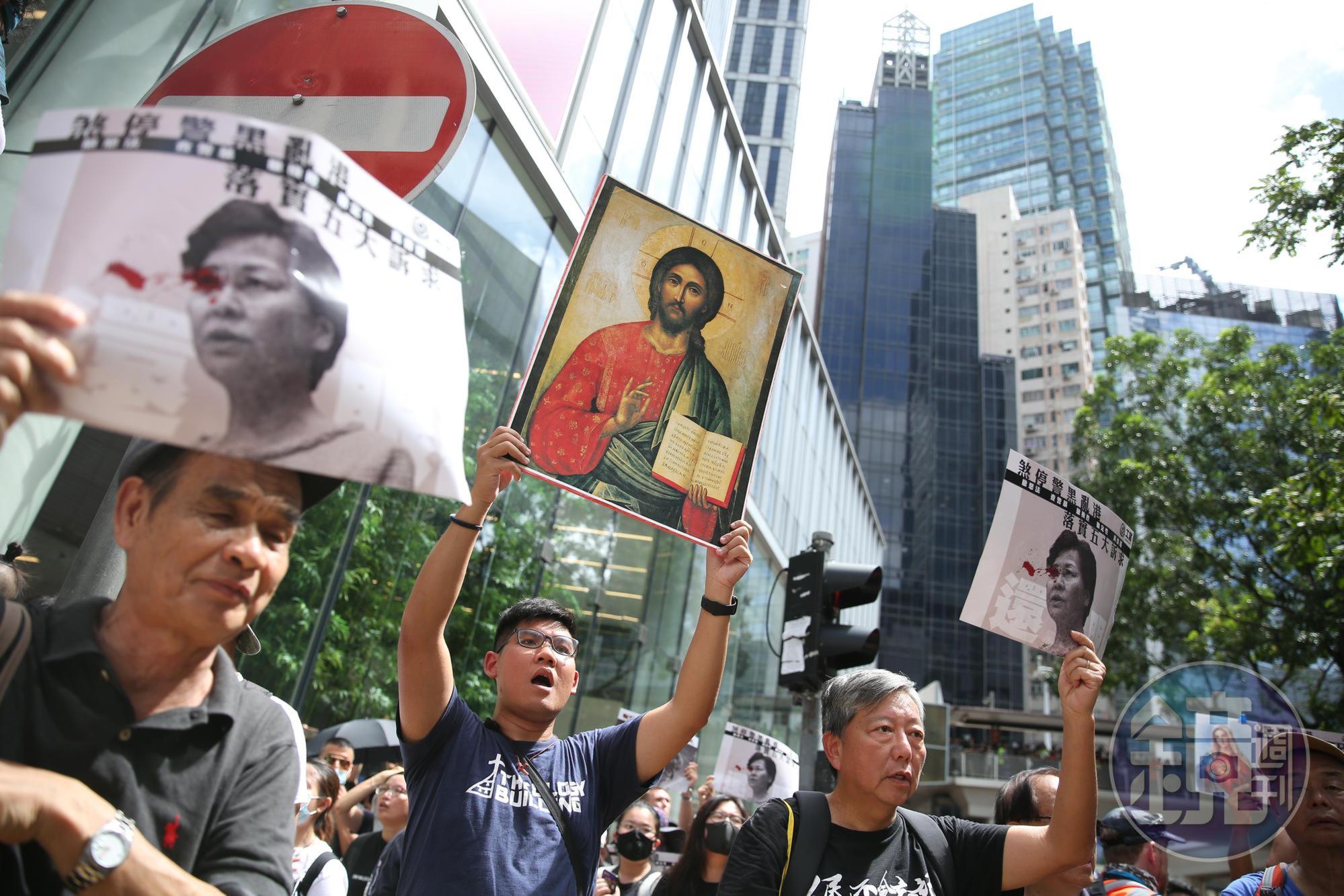 香港網友今天中午後陸續集結,以各種名義進行「逛街」、「深度遊」、「看展覽」、或「祈福」。