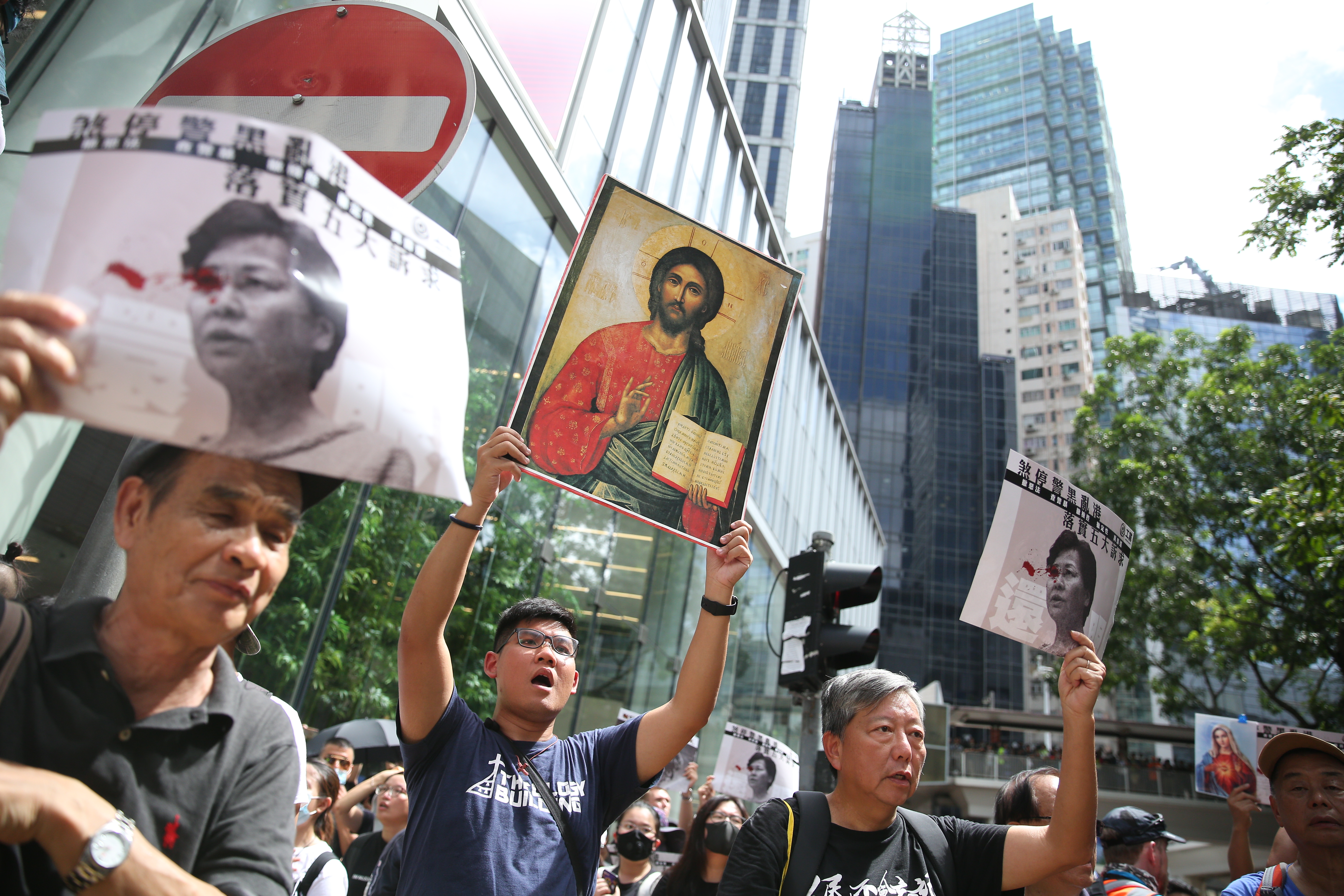 香港網友今天中午後陸續集結,以各種名義進行「逛街」、「深度遊」、「看展覽」、或「祈福」。