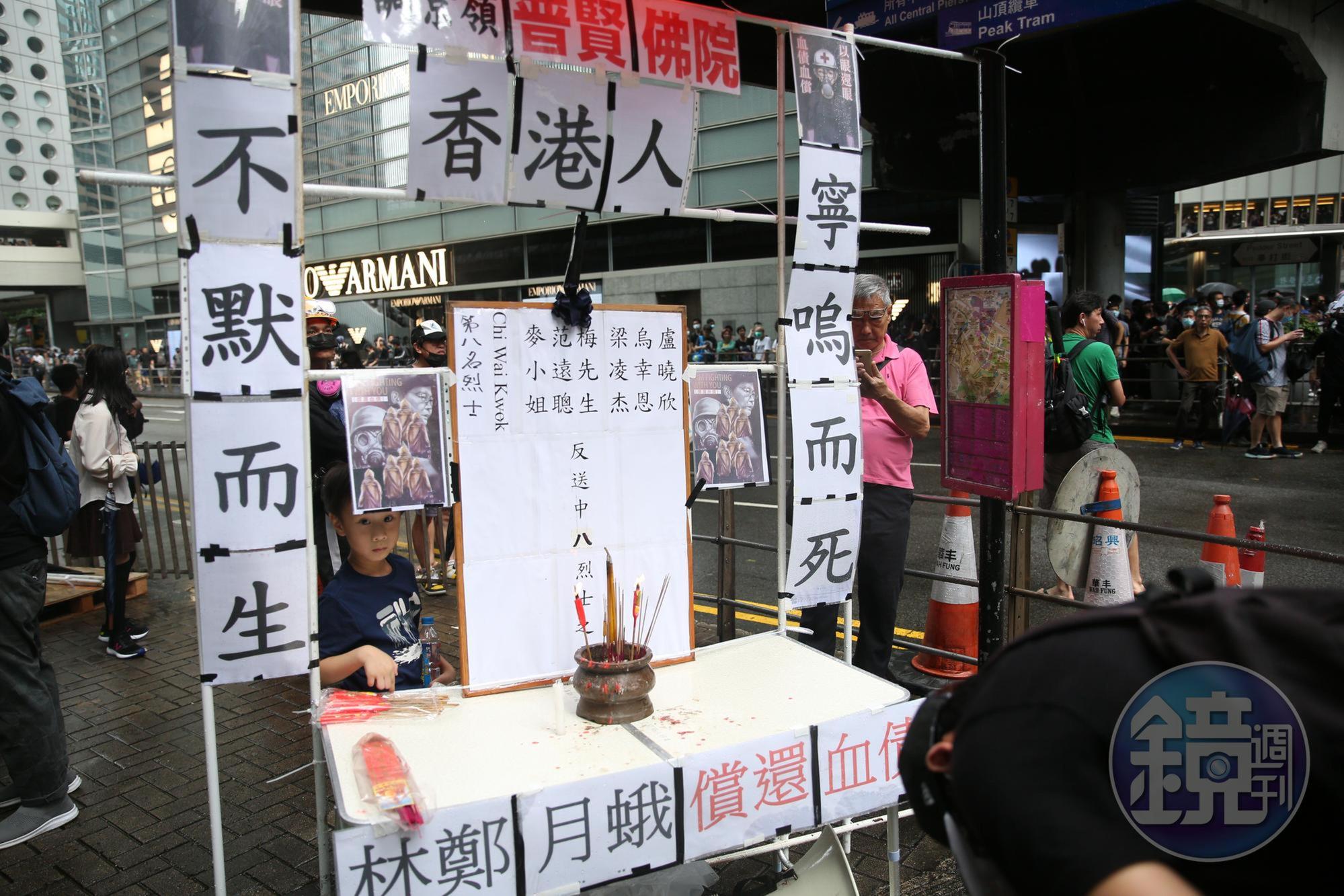數千民眾聚集灣仔修頓球場，徒步前往中環的禮賓府。