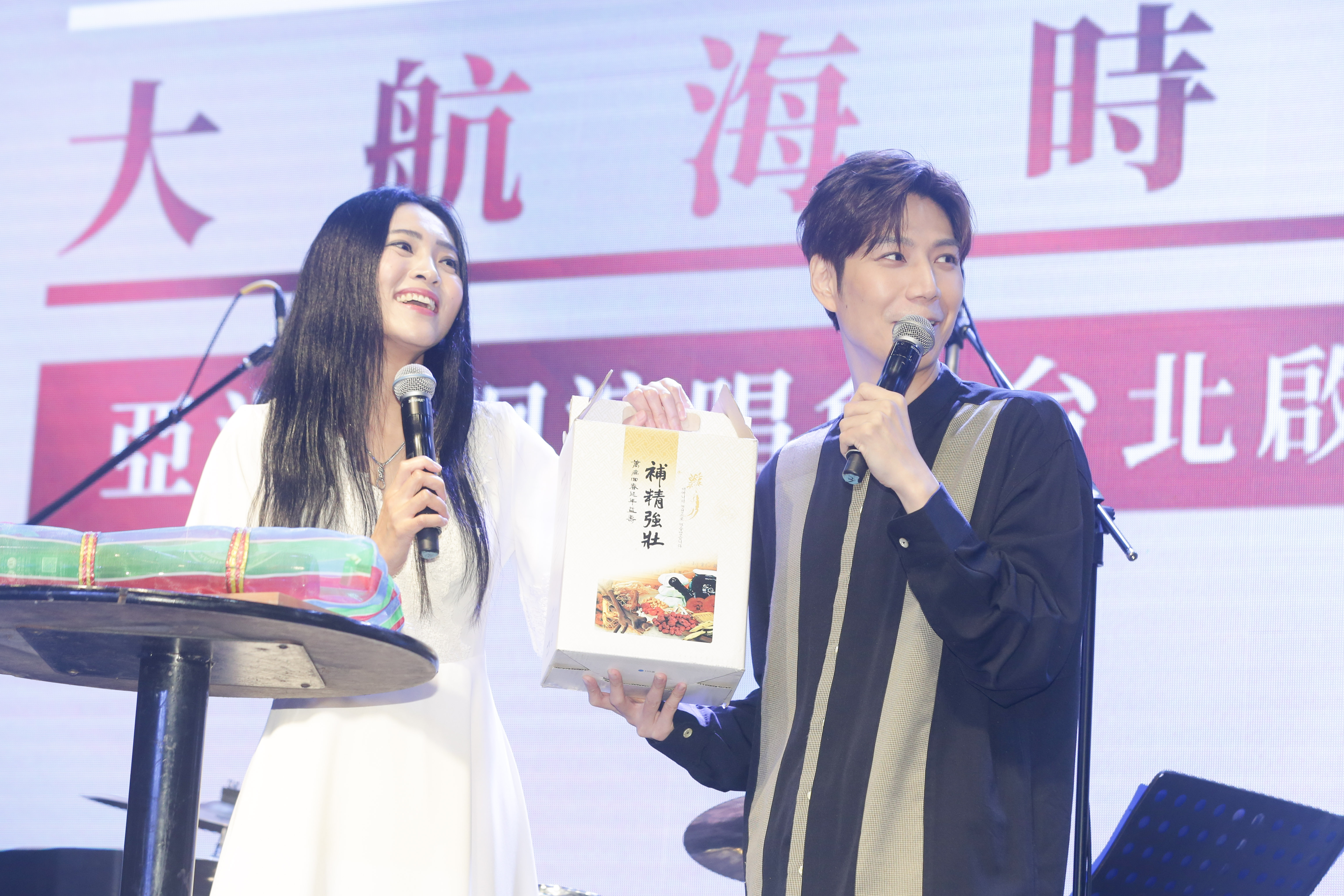 文珽逅特地準備「桔梗梨汁」禮盒送給潘裕文保養喉嚨，但潘裕文被盒子上的「補精強壯」四個字吸引視線。