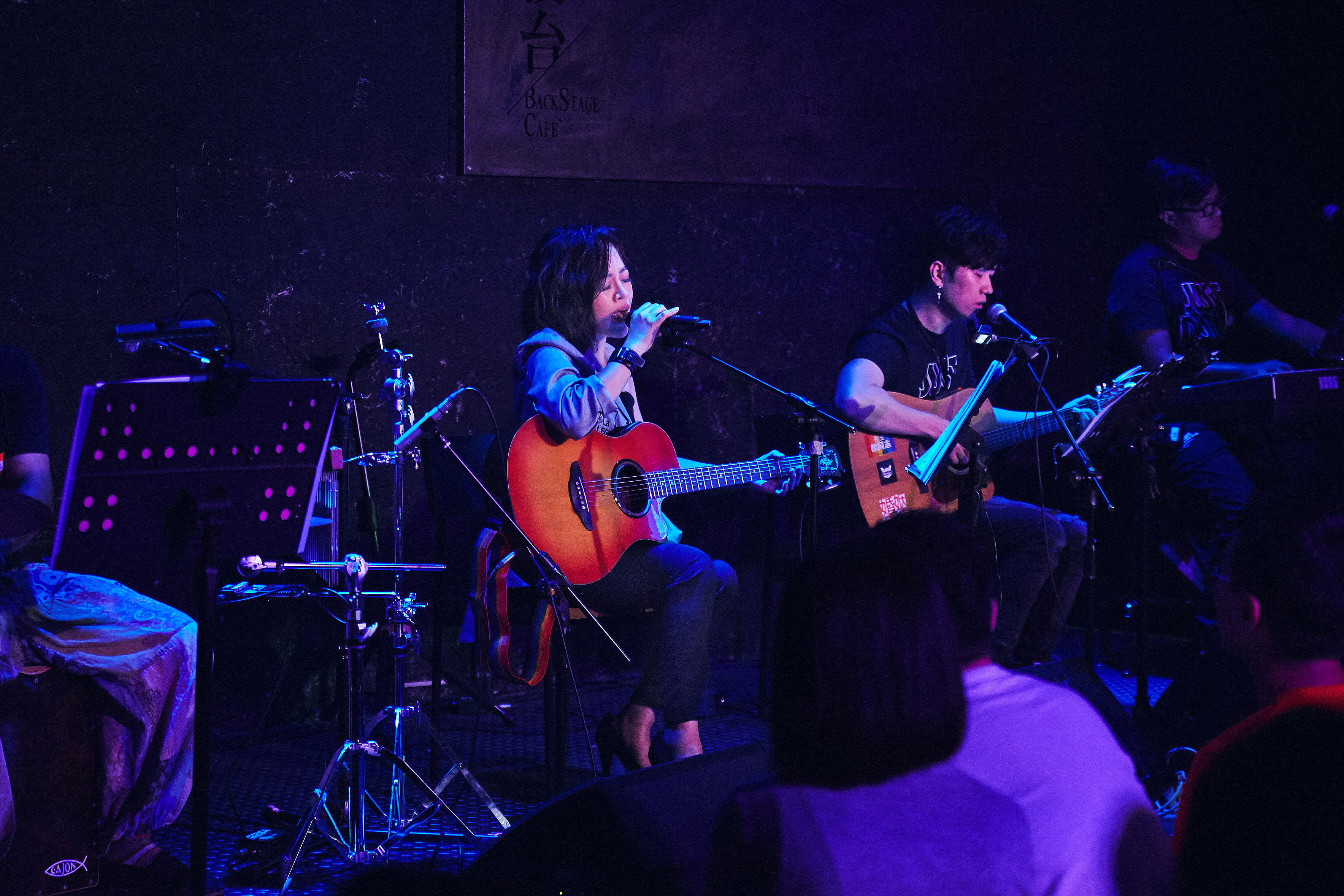 情感豐沛的戴愛玲，唱到〈暗了，亮了〉數度哽咽。（索尼音樂提供）