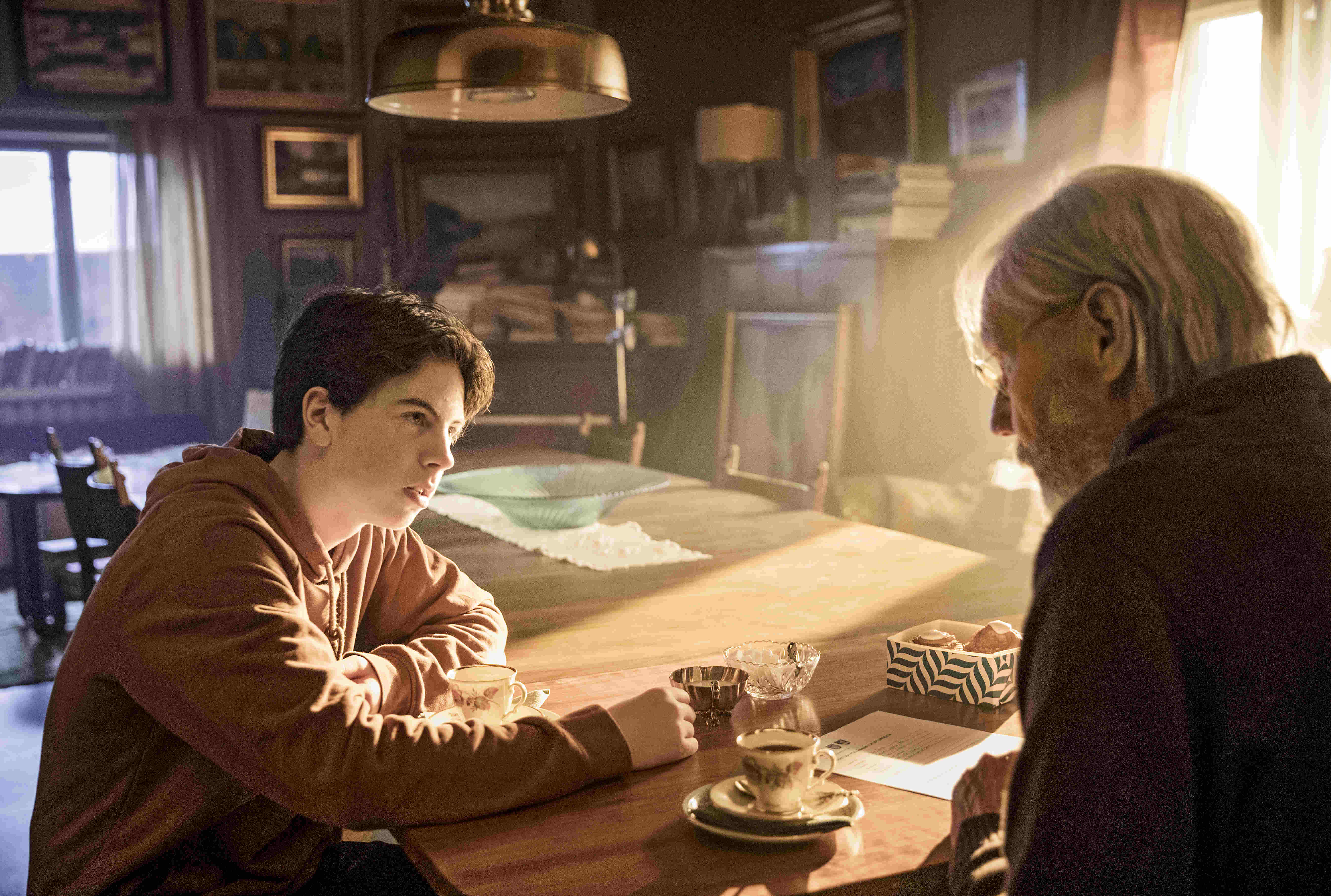 阿莫斯布洛希雷斯（左）與海奇諾西艾南飾演感情疏離的祖孫。（海鵬提供）