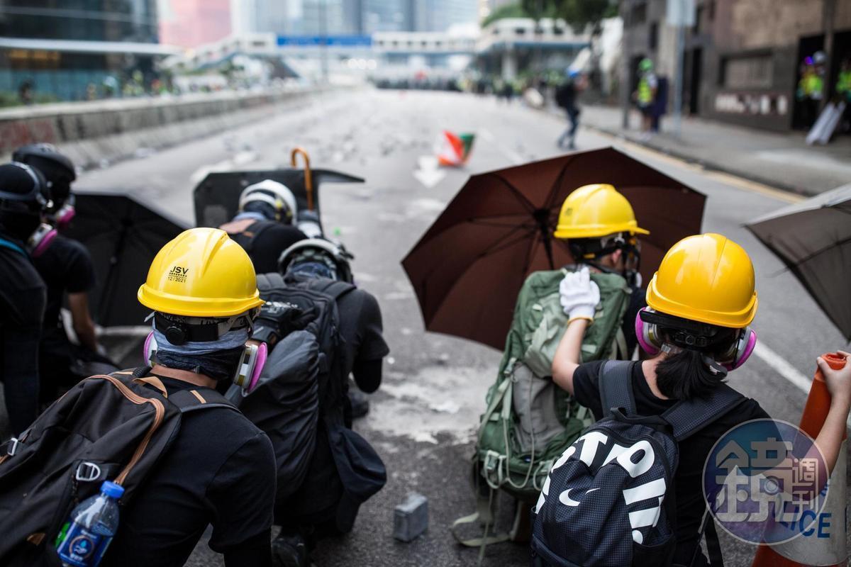 企業為經濟利益不得不在抗爭中選邊站,但長期而言中國和香港的經濟都將造成傷害。