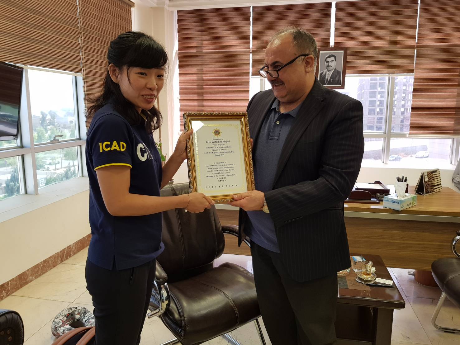 刑事局致贈感謝狀給伊拉克警方。（刑事局提供）