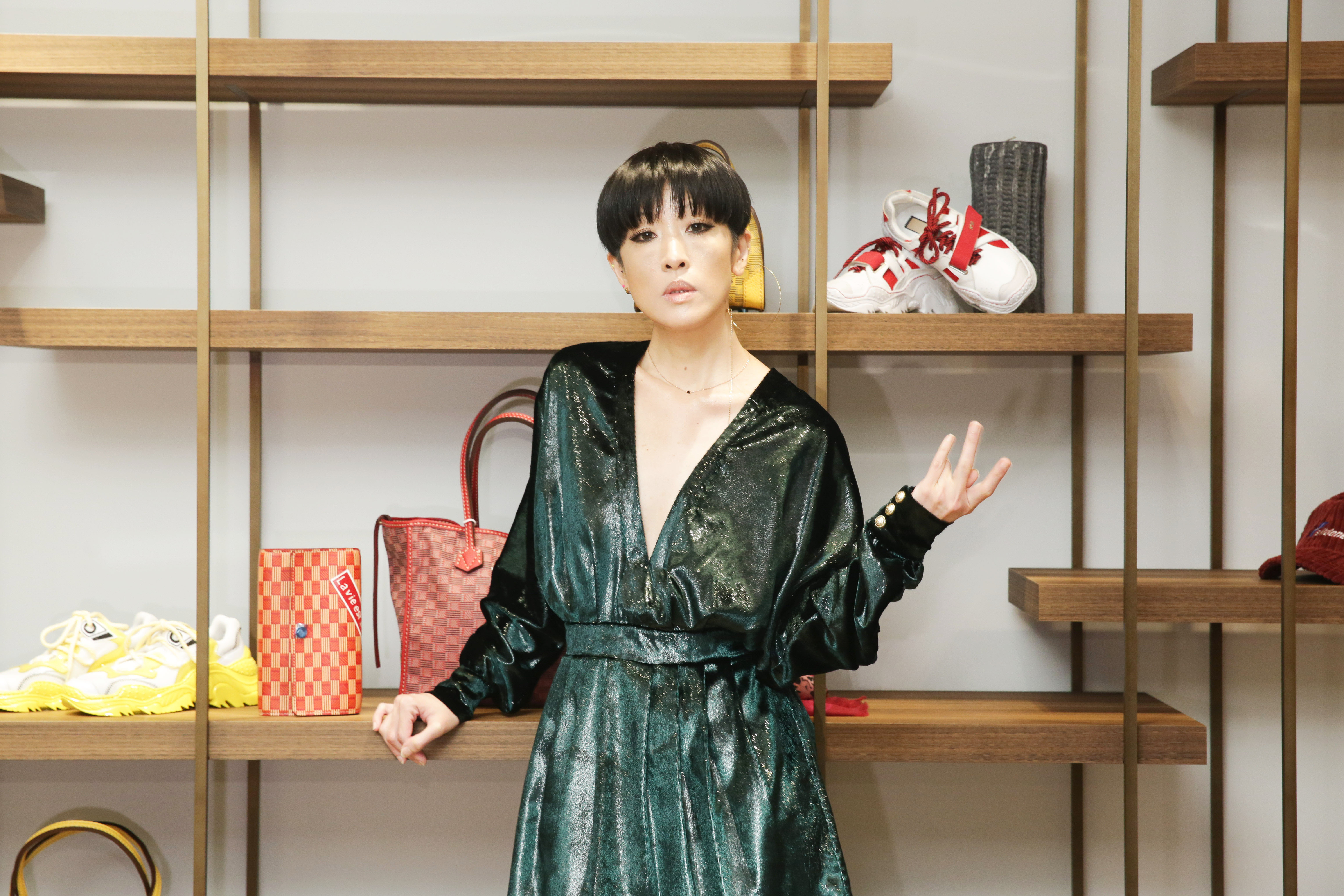 陳珊妮昨（30日）出席MINOSHIN 2019秋冬預覽活動，霸氣深V展現好身材。