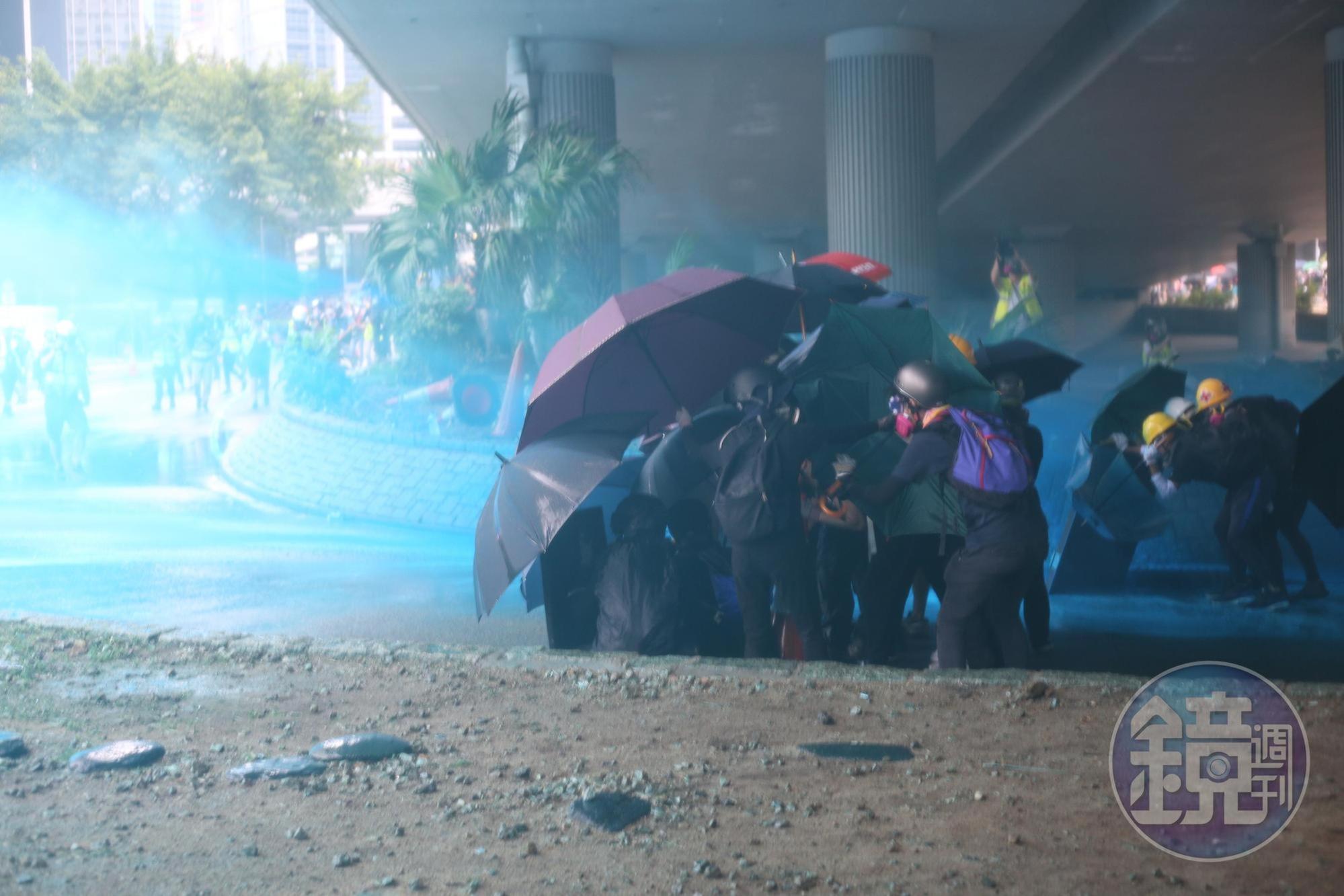 港警出動水砲車,噴出來的是藍色水柱,以便辨認。