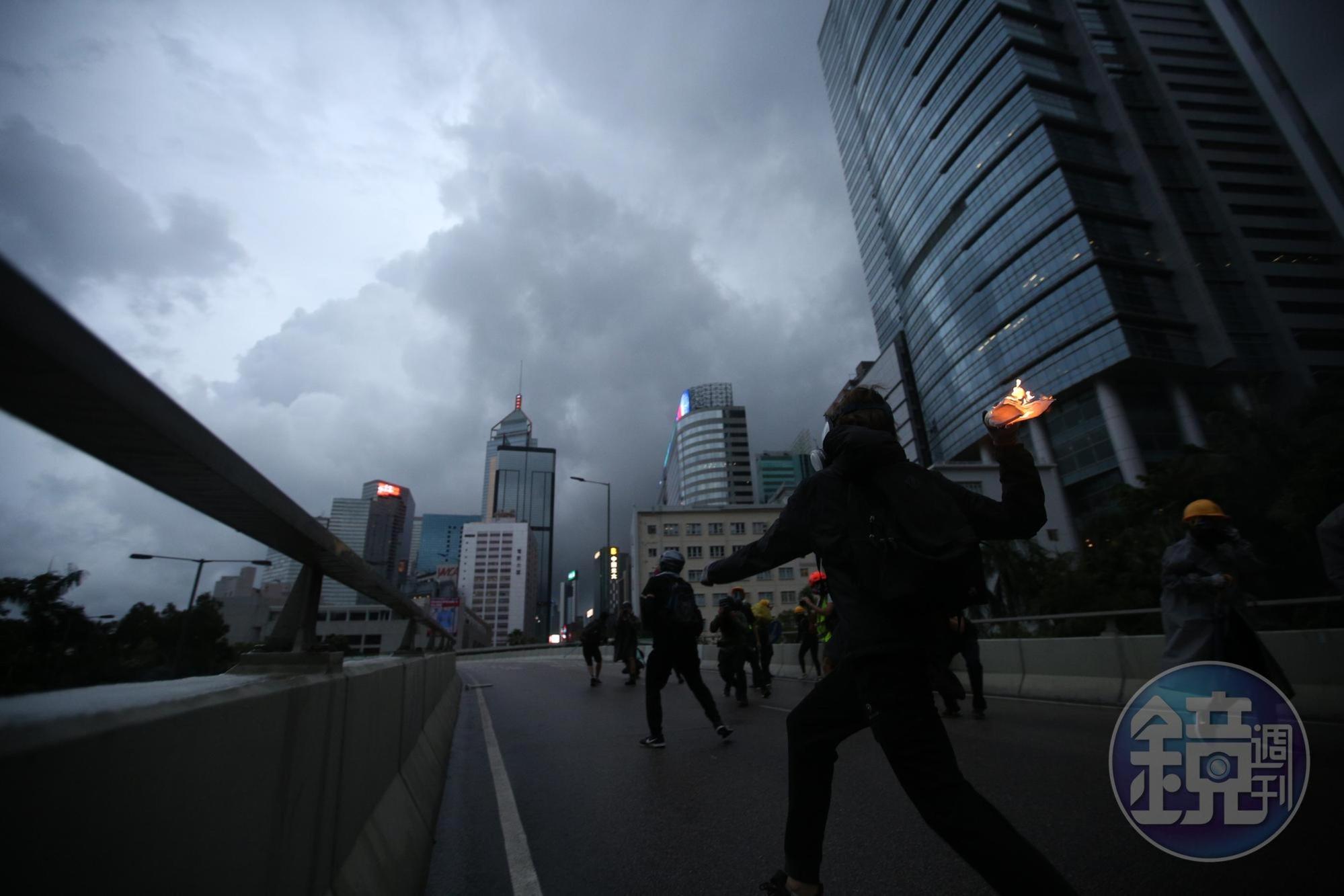 香港反送中831和平遊行至傍晚,爆發警民衝突。