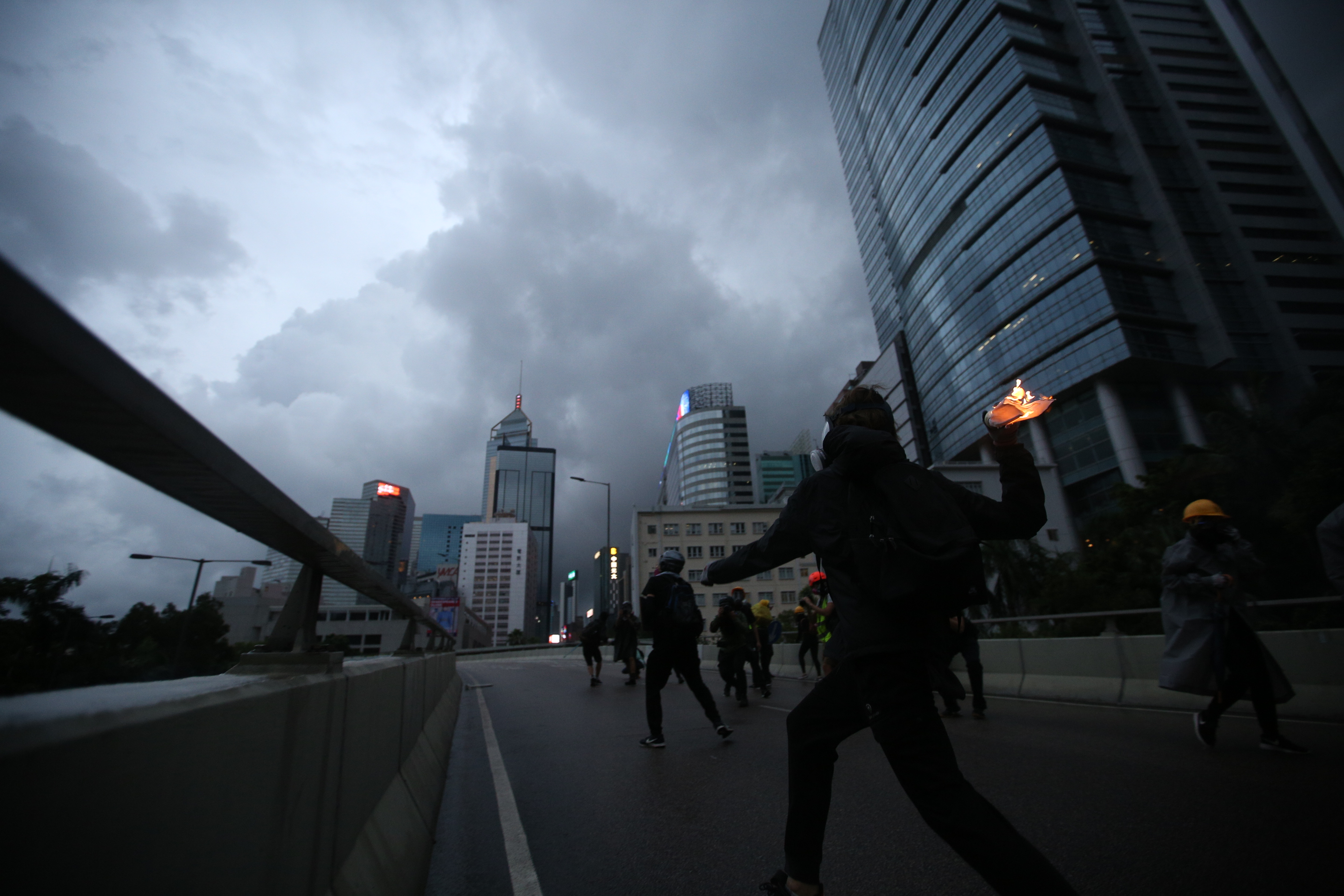 香港反送中831和平遊行至傍晚，爆發警民衝突。