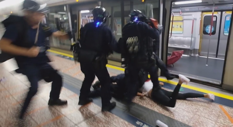 有香港市民在港鐵月台上遭警方拘捕。（翻攝梁柏堅臉書粉絲專頁影片）