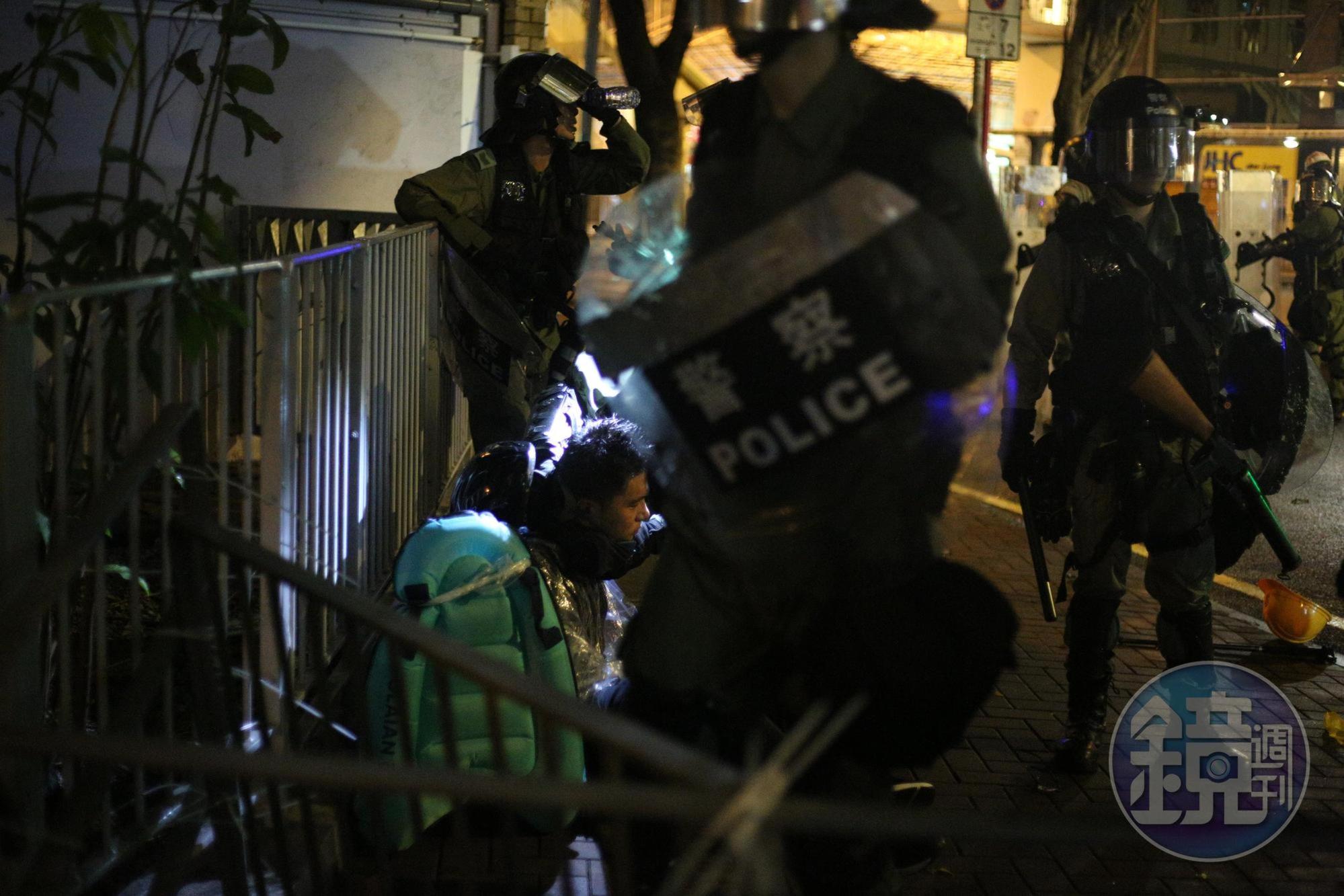 香港反送中示威行動遍地開花，各地爆發警民衝突。