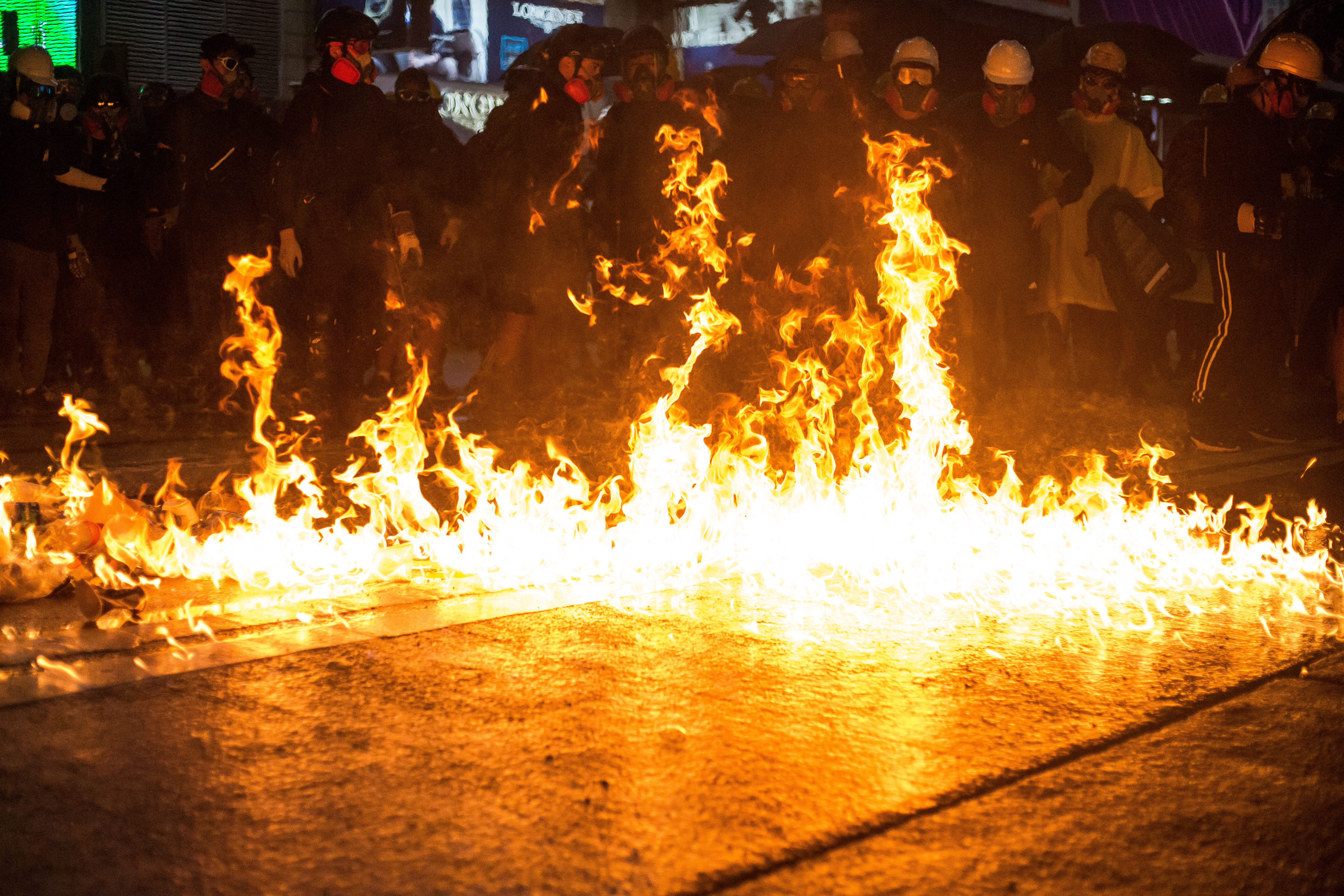 示威者多次在路上縱火試圖減緩警方之前進速度。