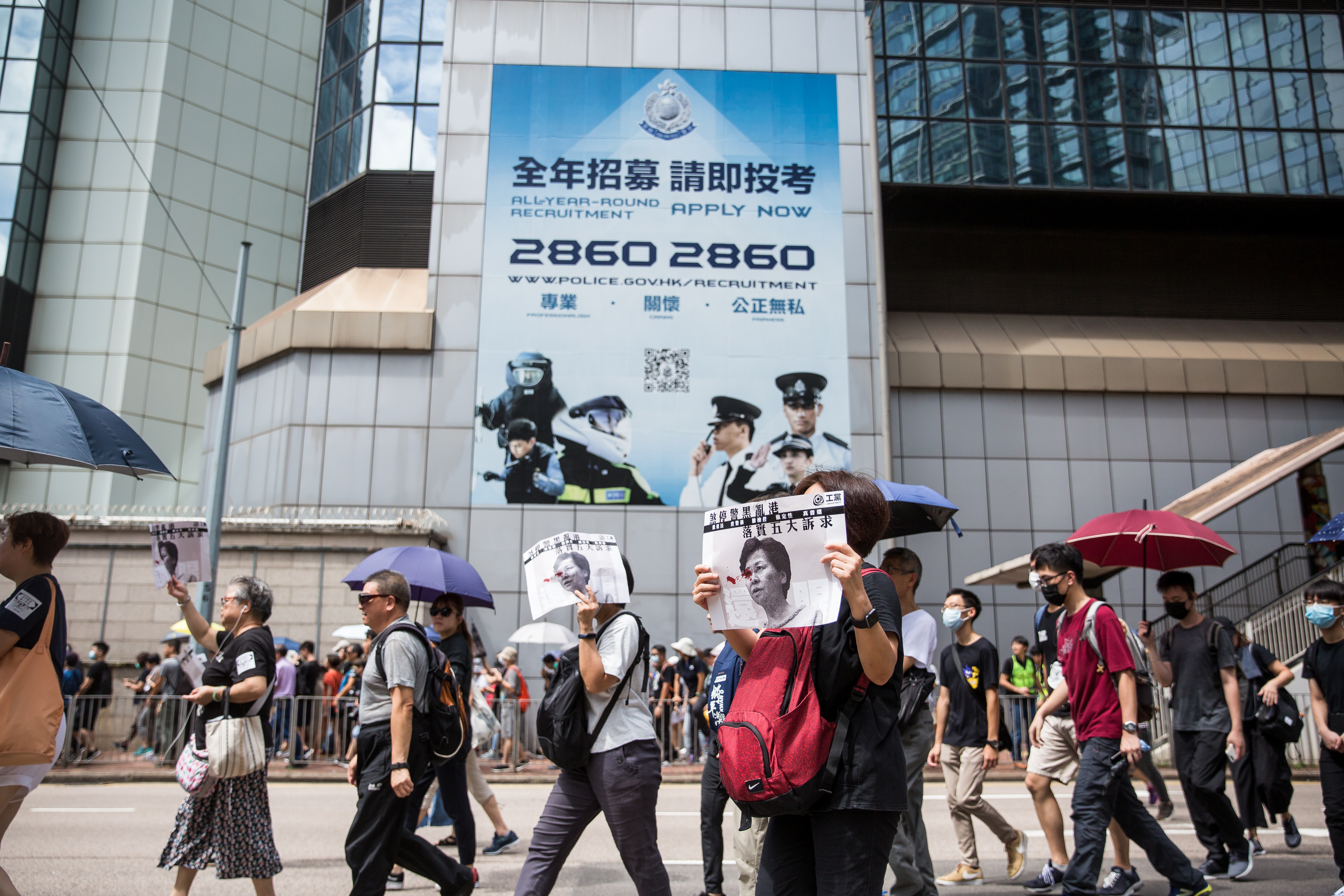 民眾遊行途經過灣仔警察總部外。