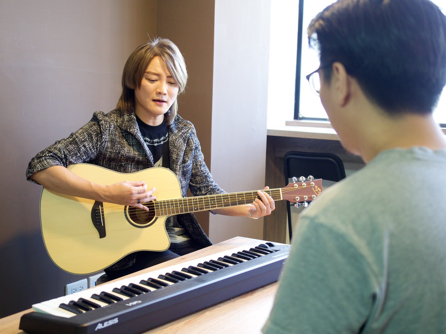 F.I.R.阿沁砸500萬成立UTS國際音樂專門學校。（UTS國際音樂專門學校提供）