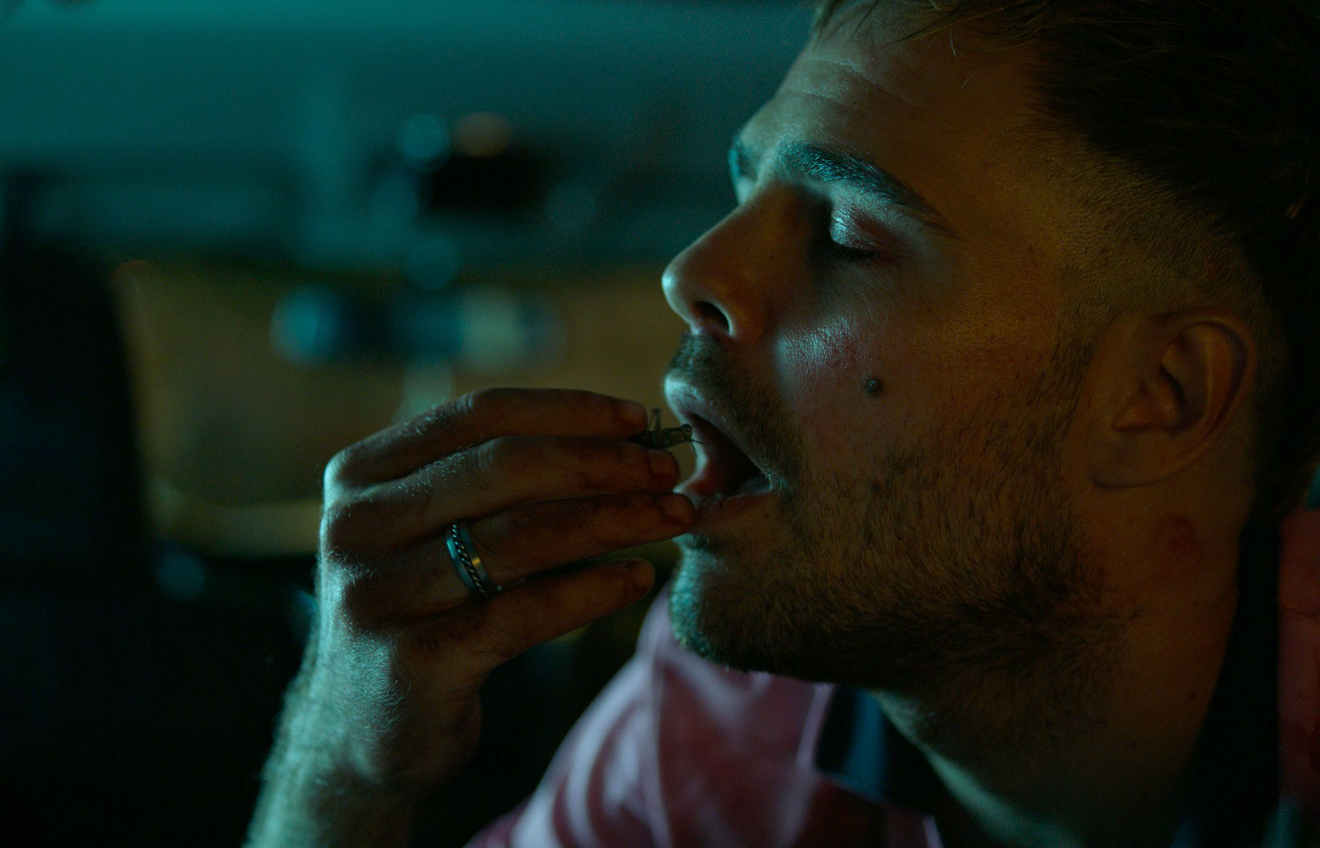 《4x4危機四伏》男主角彼得被關在宛如監牢般的密室休旅車，一度情緒崩潰時想生吞蟋蟀。（水元素提供）