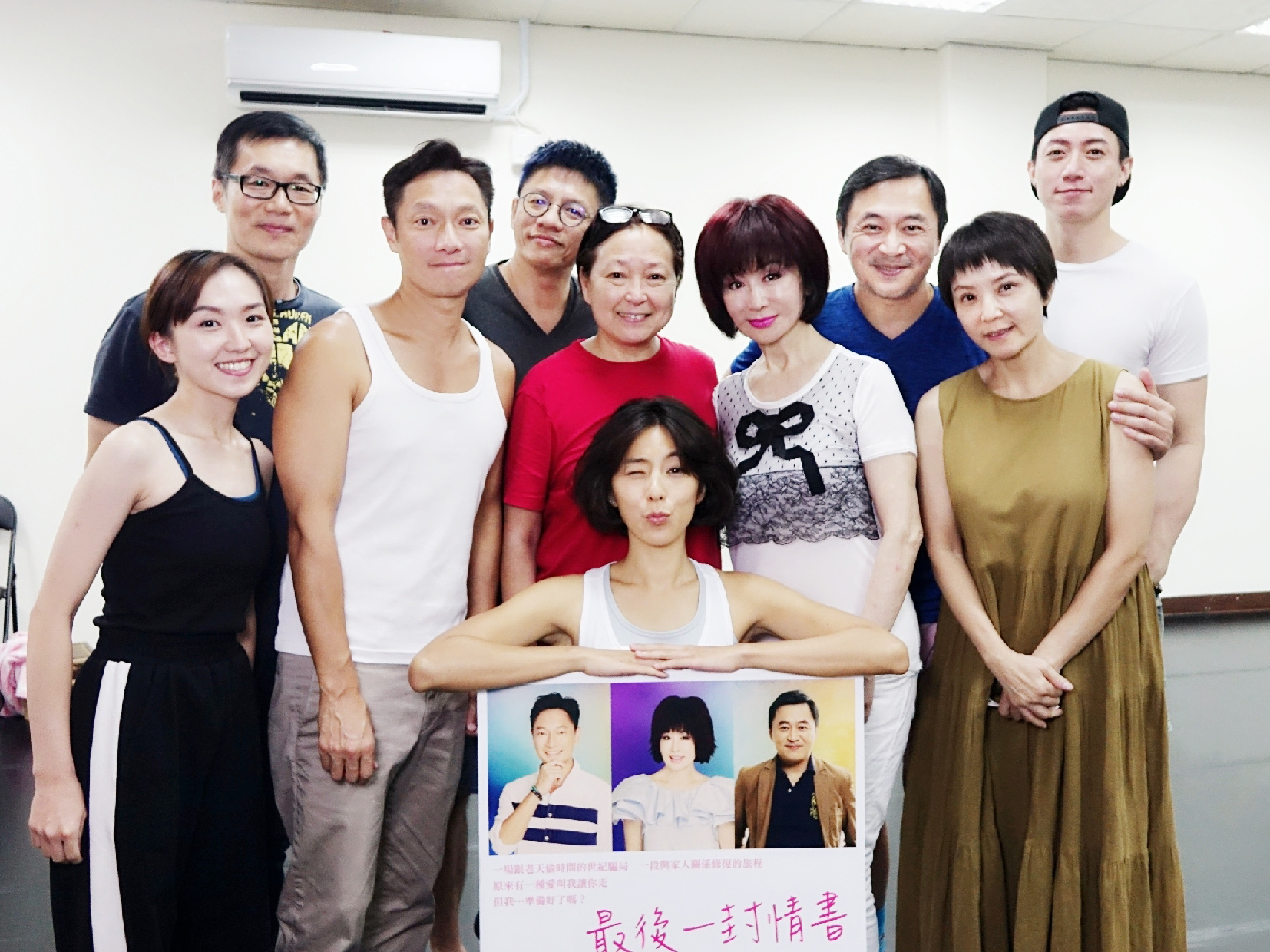 方芳探班全民大劇團新作《最後一封情書》，指導每位演員的動作，甚至親身示範。（全民大劇團提供）