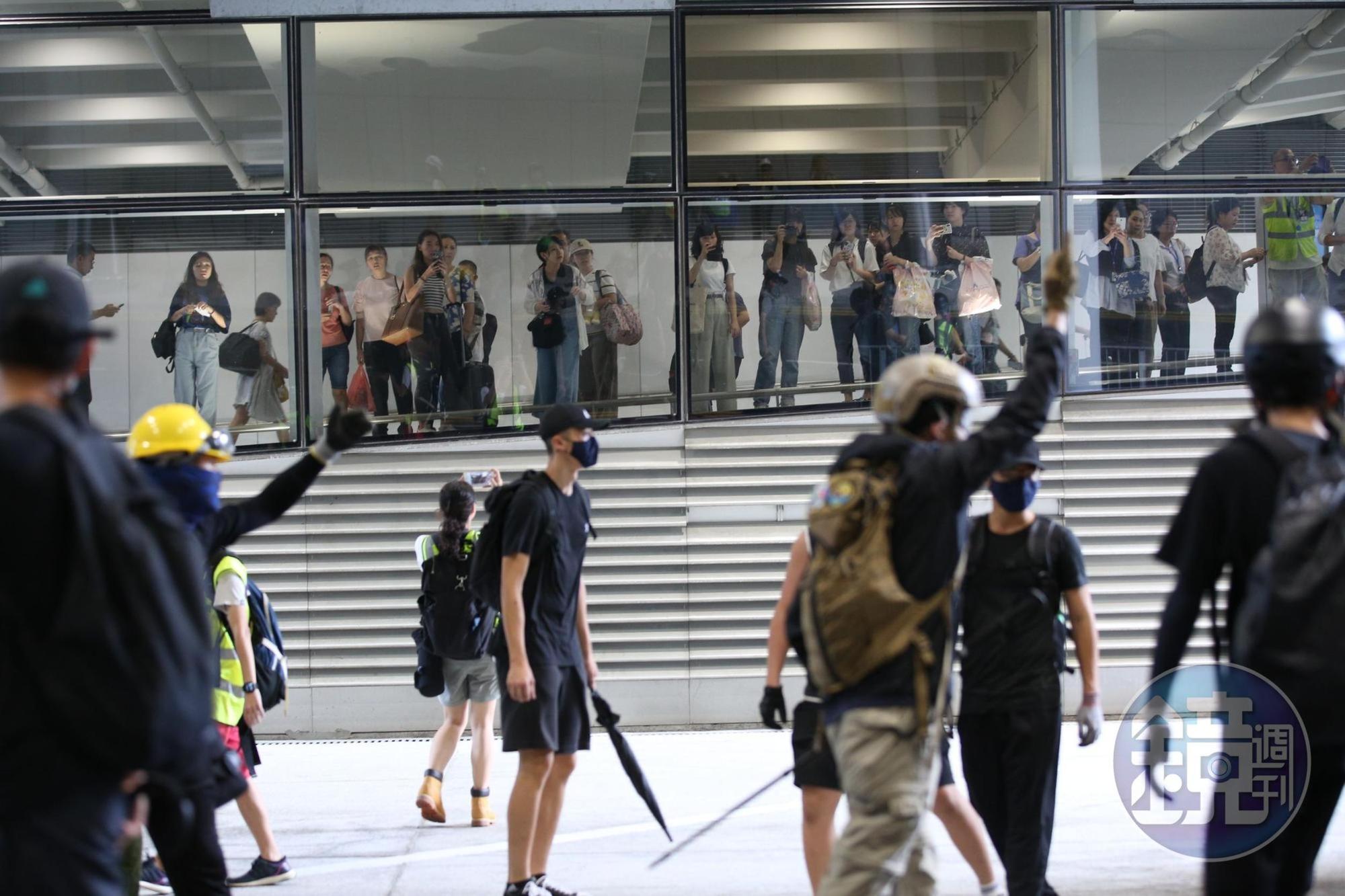 大批示威者聚集在香港機場，意圖堵塞機場影響交通表達訴求。