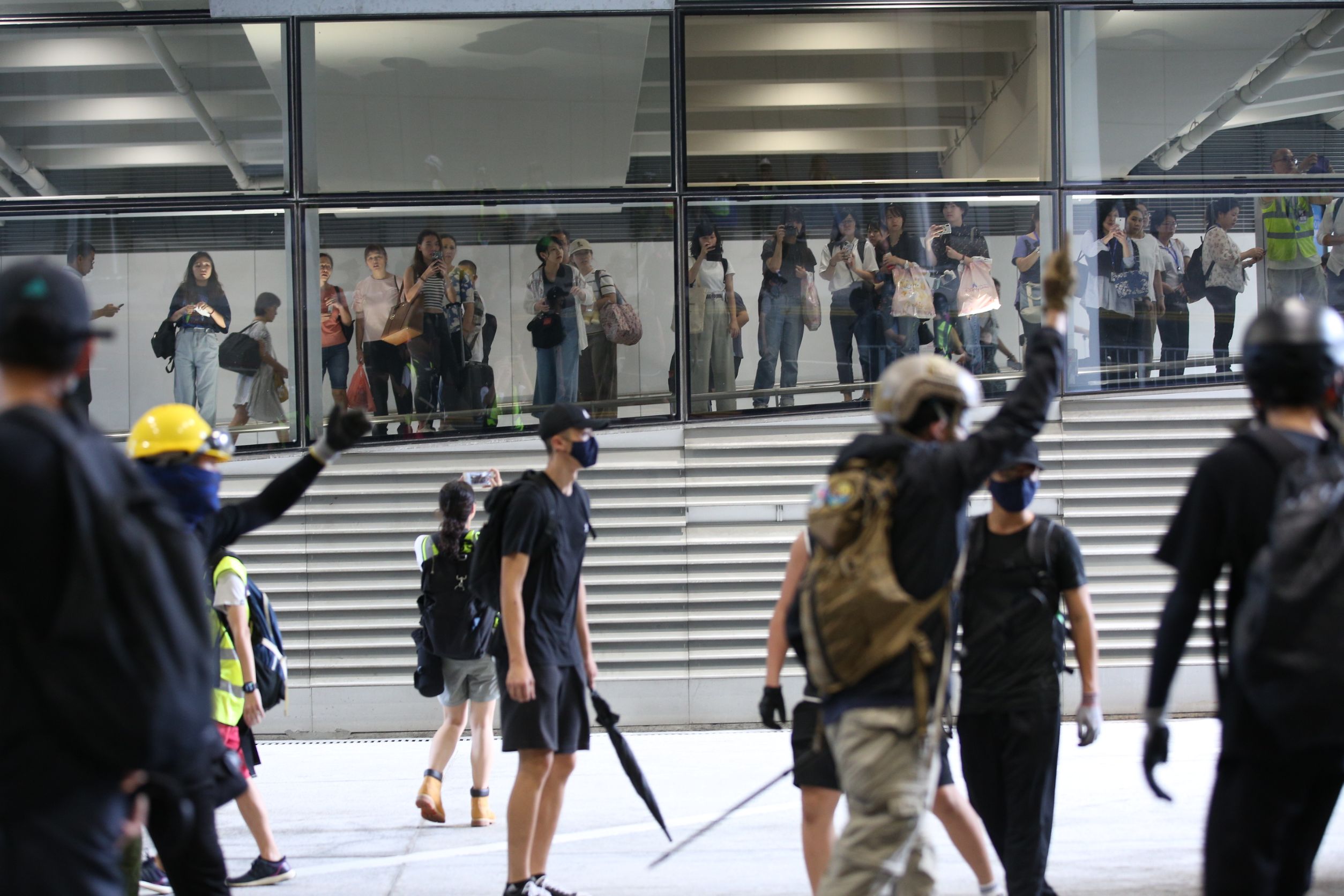 大批示威者聚集在香港機場，意圖堵塞機場影響交通表達訴求。