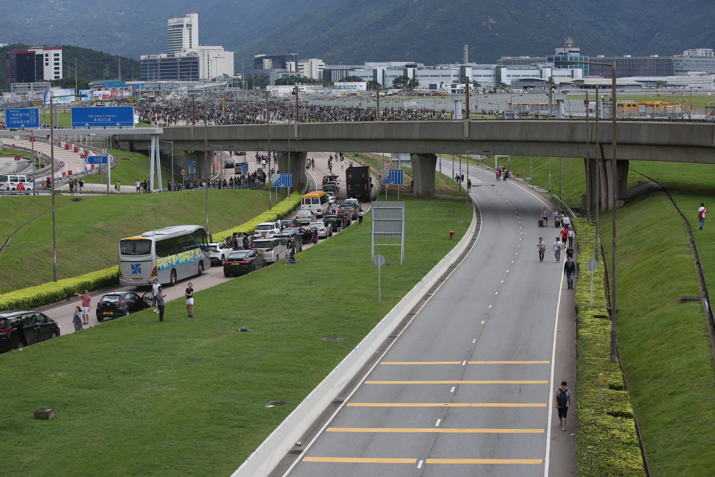 批示威者聚集於機場客運大樓公車站,也造成機場附近交通壅塞。