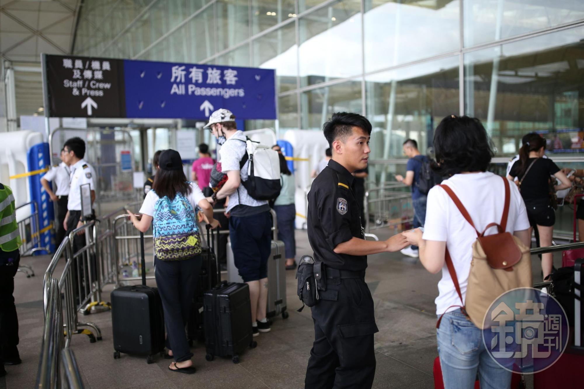 目前機場只允許持有旅遊證件、24小時內機票和登機證人士以及持有證件的機場員工進入客運大樓。