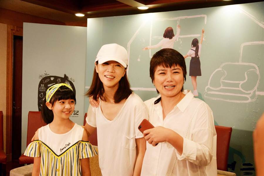 謝盈萱抱病出席完結篇直播見面會，身型瘦削，看起來很虛弱。左為吳以涵，右為嚴藝文。（華視提供）