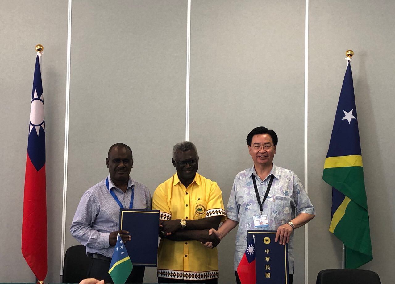 外交部長吳釗燮（右）上月中下旬才與索國外交部長馬內列共同簽署台索免簽證待遇協定。（翻攝外交部臉書）