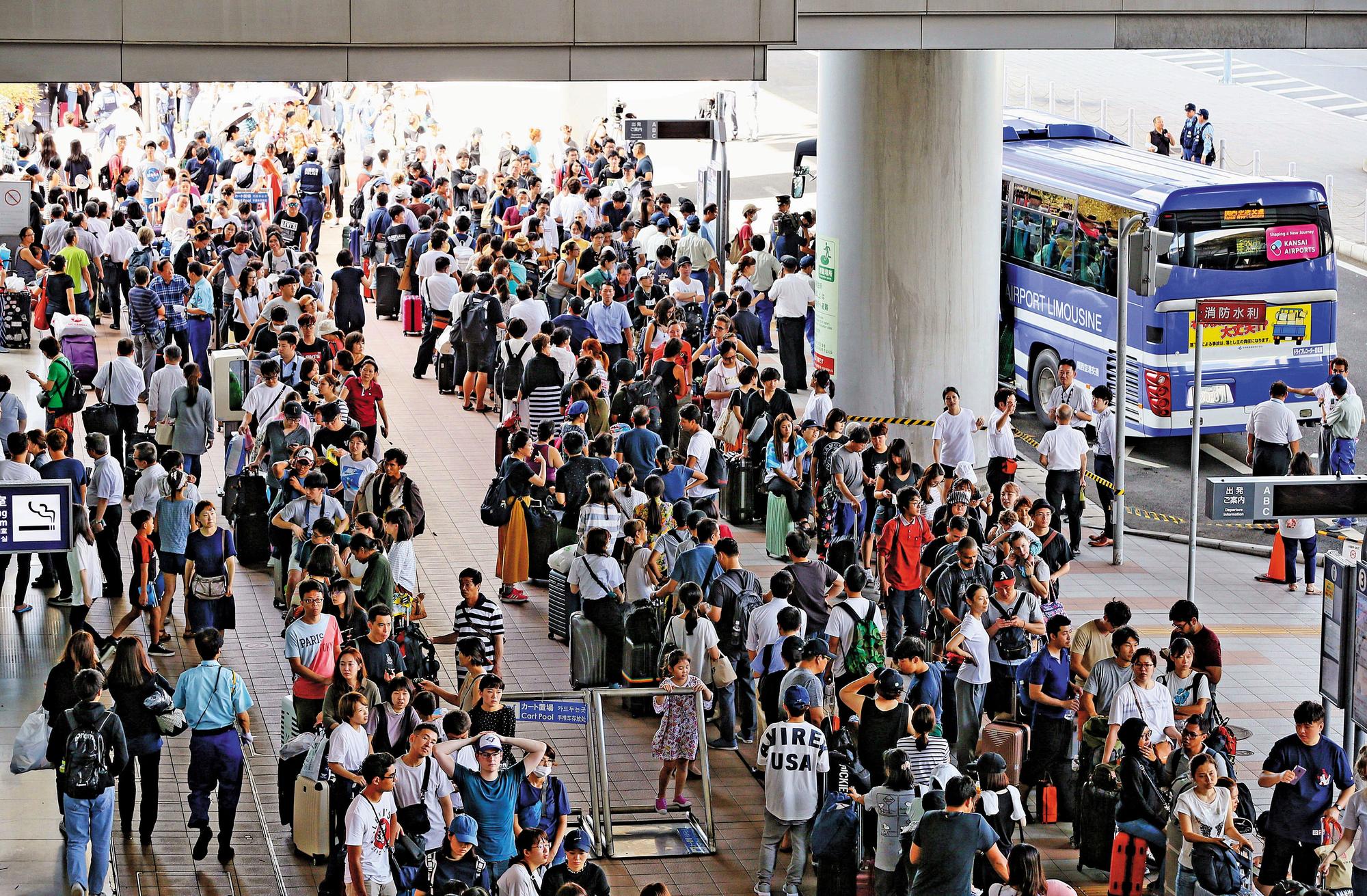 去年9月燕子颱風重創關西機場,網路瘋傳中國派車進機場接人的假消息,網友也隨之批我國外交部未積極救援國人。(達志影像)
