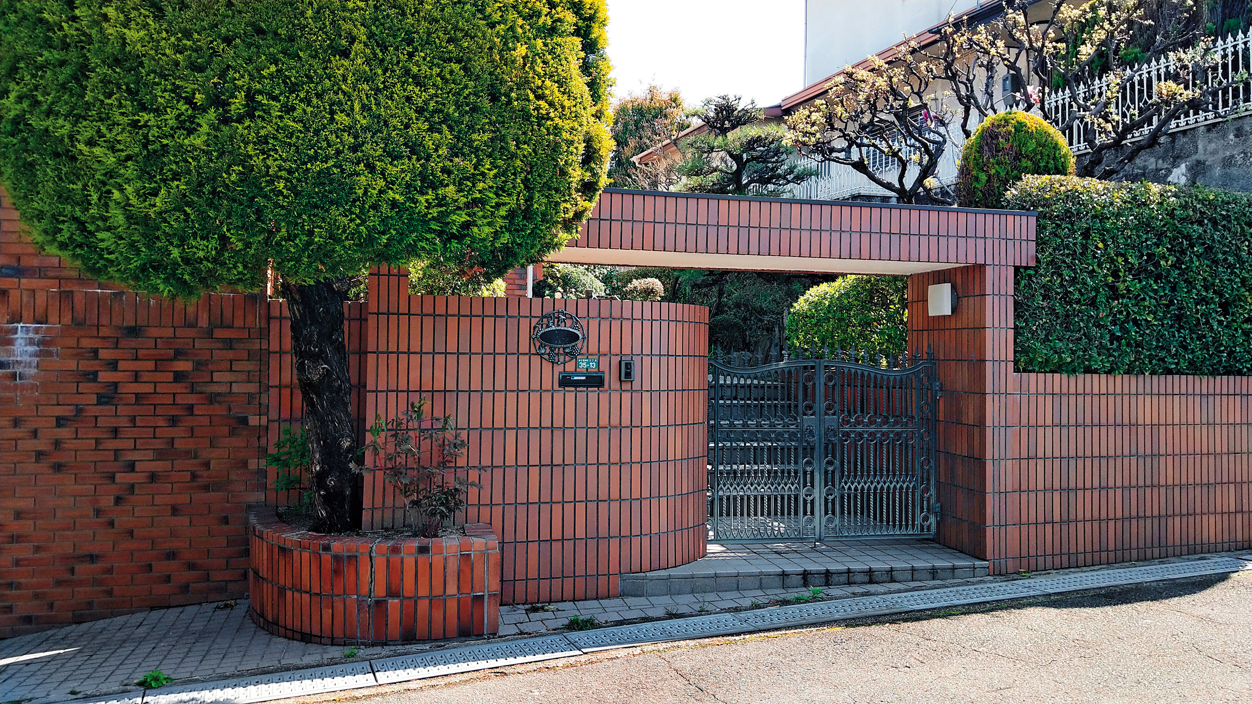 我國大阪代表處官邸至今仍以修繕之名閒置逾1年,原本主人蘇啟誠過世前門牌上的「蘇」字已拿下。