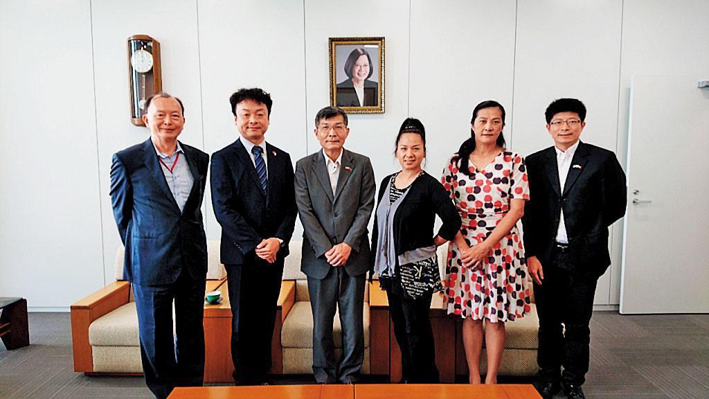 駐大阪祕書黃水益(左1)是前代表處長蘇啟誠(左3)的副手,2人在1年內先後辭世,僑界震驚。(翻攝自台日關係協會)