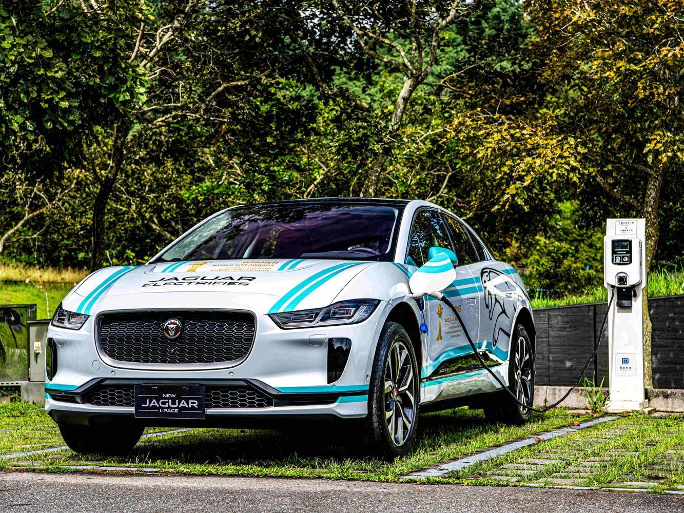 JAGUAR I-PACE 能透過全台各地公共充電樁進行充電,滿足長程駕馭需求。