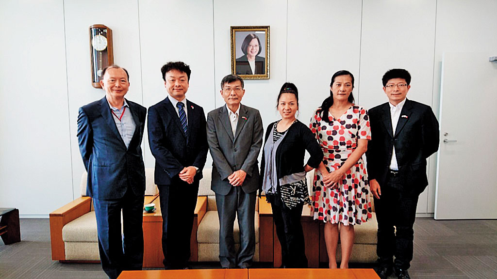 駐大阪秘書黃水益（左1）是前代表處長蘇啟誠（左3）的副手，2人在1年內先後辭世，僑界震驚。（翻攝自台日關係協會）