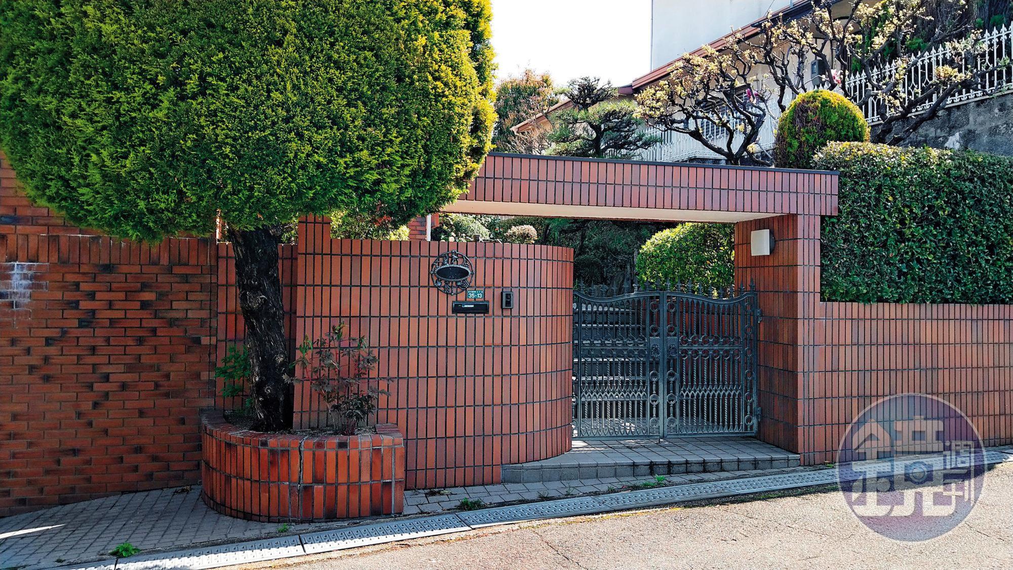 我國大阪代表處官邸至今仍以修繕之名閒置逾1年，原本主人蘇啟誠過世前門牌上的「蘇」字已拿下。