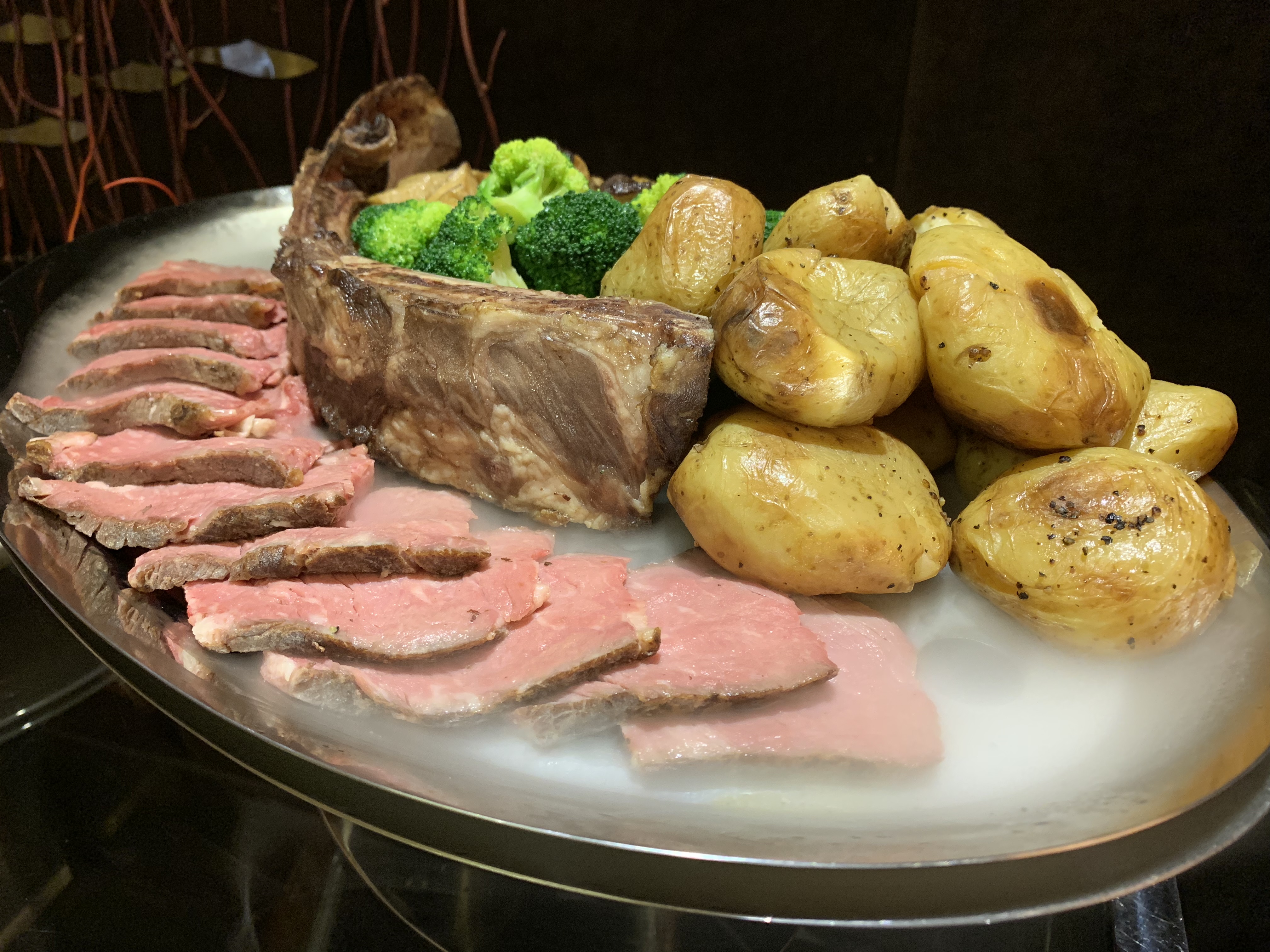 「天成飯店集團」聯合旗下3間餐廳推出近百道佳餚，搶攻家宴及少桌數婚宴市場，圖片為「台北花園大酒店」的菜色「美國特選戰斧排」。