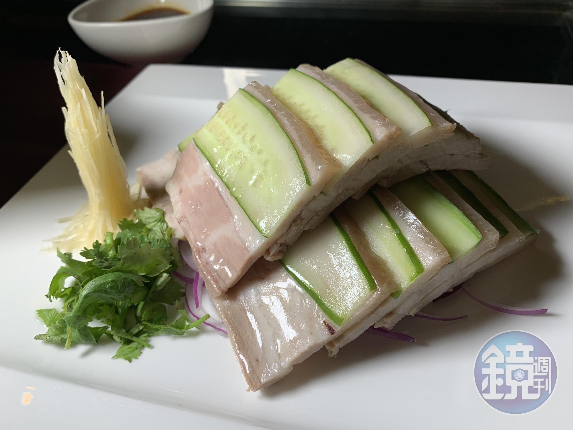 「古早味三層肉佐蒜生醬油」嚴選五花肉中段，配著黃瓜片吃爽口不油。