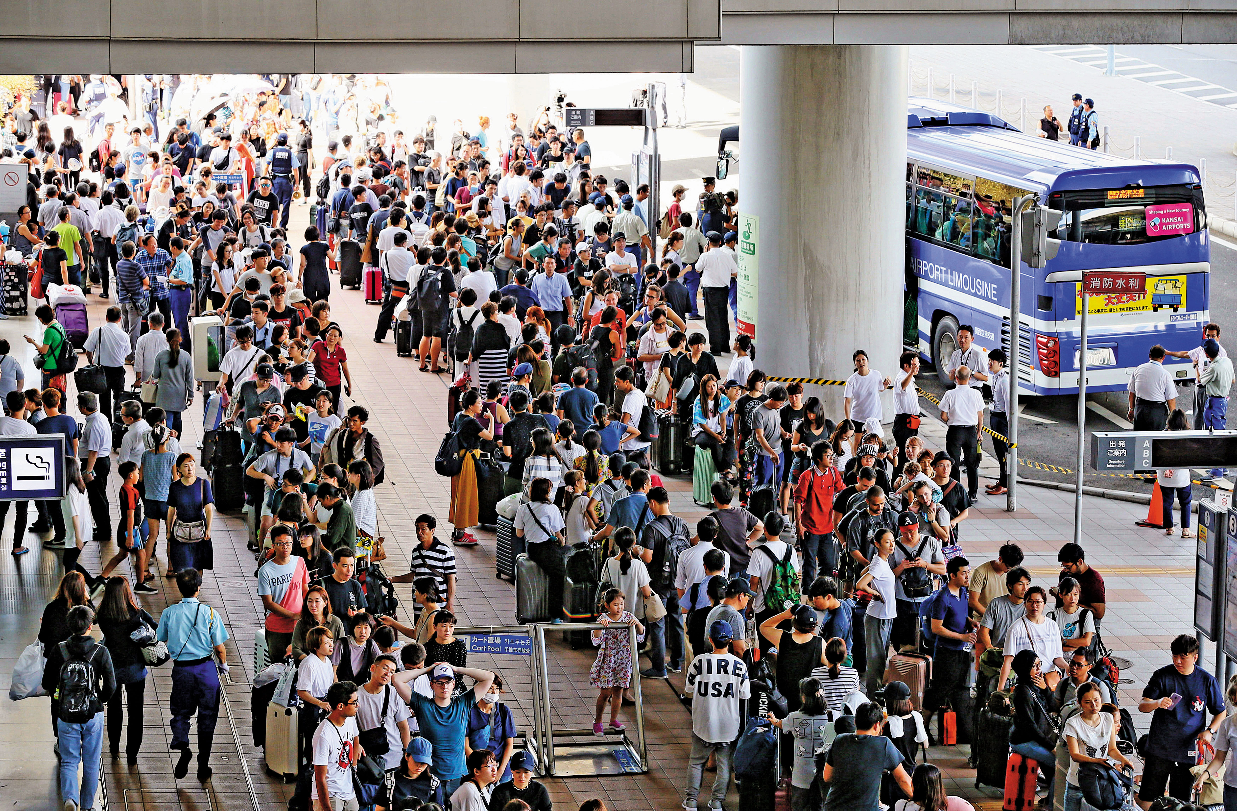 去年9月燕子颱風重創關西機場，網路瘋傳中國派車進機場接人的假消息，網友也隨之批我國外交部未積極救援國人。（達志影像）