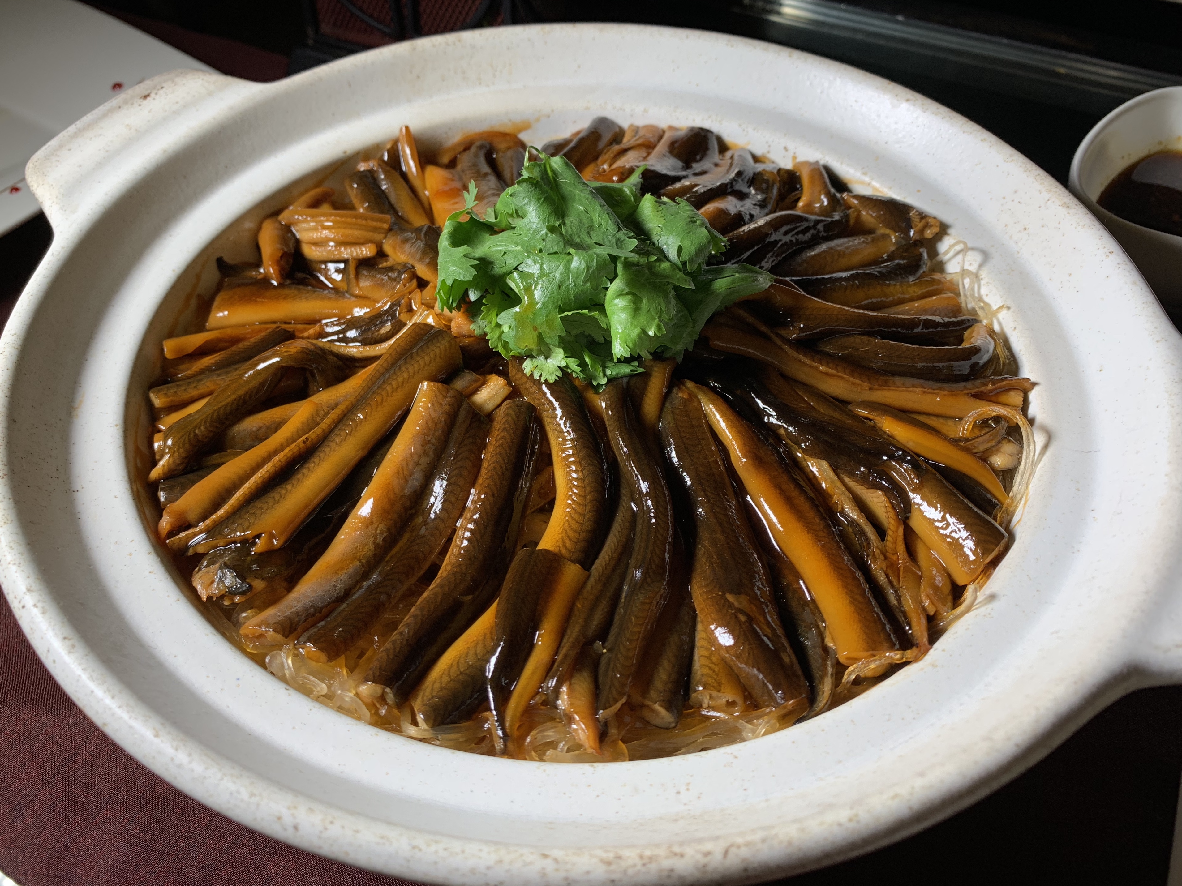 「鱔魚粉絲煲」滑Q的鱔魚肉配上吸飽醬汁香氣的粉絲，很開胃。