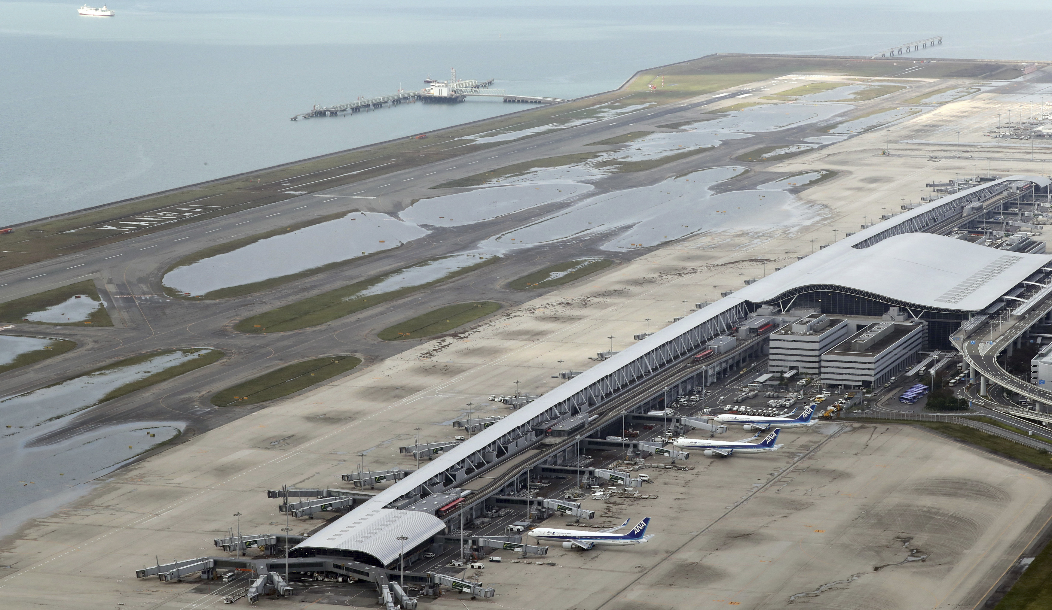 日本關西機場（圖）去年9月遭燕子強颱重創衍生一連串假消息，引發駐大阪代表處長蘇啟誠在官邸輕生悲劇。（東方IC）