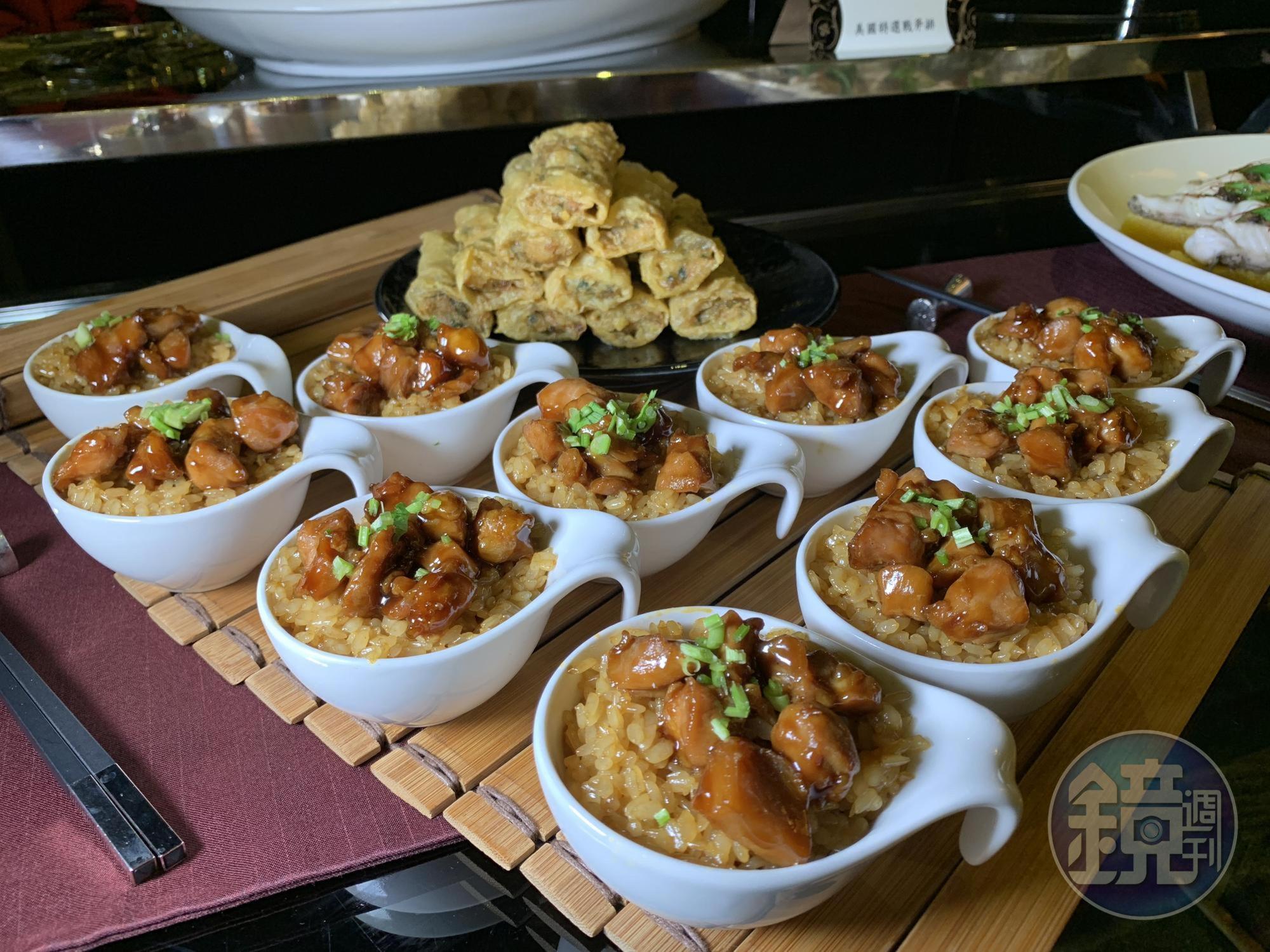 「花雕雞煲飯拼蝦捲」雞肉丁飽實入味、米飯鹹香，蝦捲外皮脆口，內餡紮實有味。