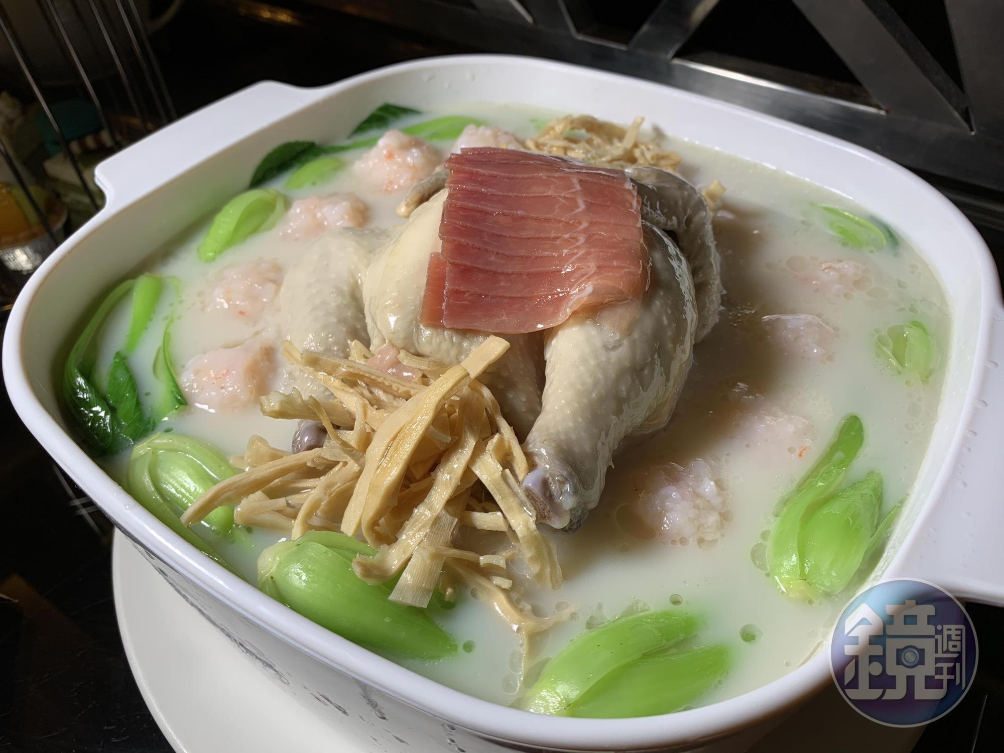 「金華濃湯燉全雞」喝來甘甜不油膩，肉質鮮美，讓人忍不住續碗。