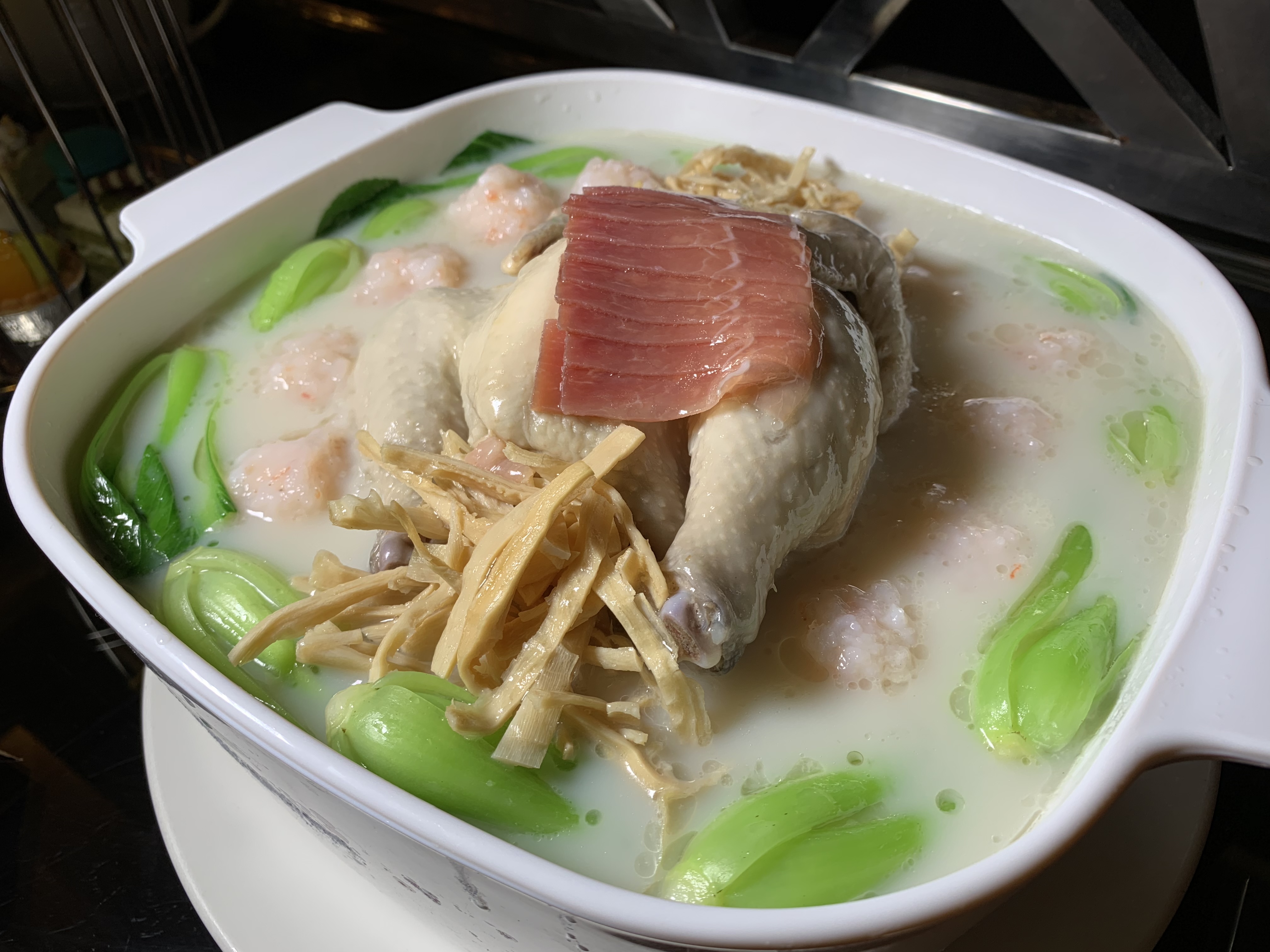 「金華濃湯燉全雞」喝來甘甜不油膩，肉質鮮美，讓人忍不住續碗。