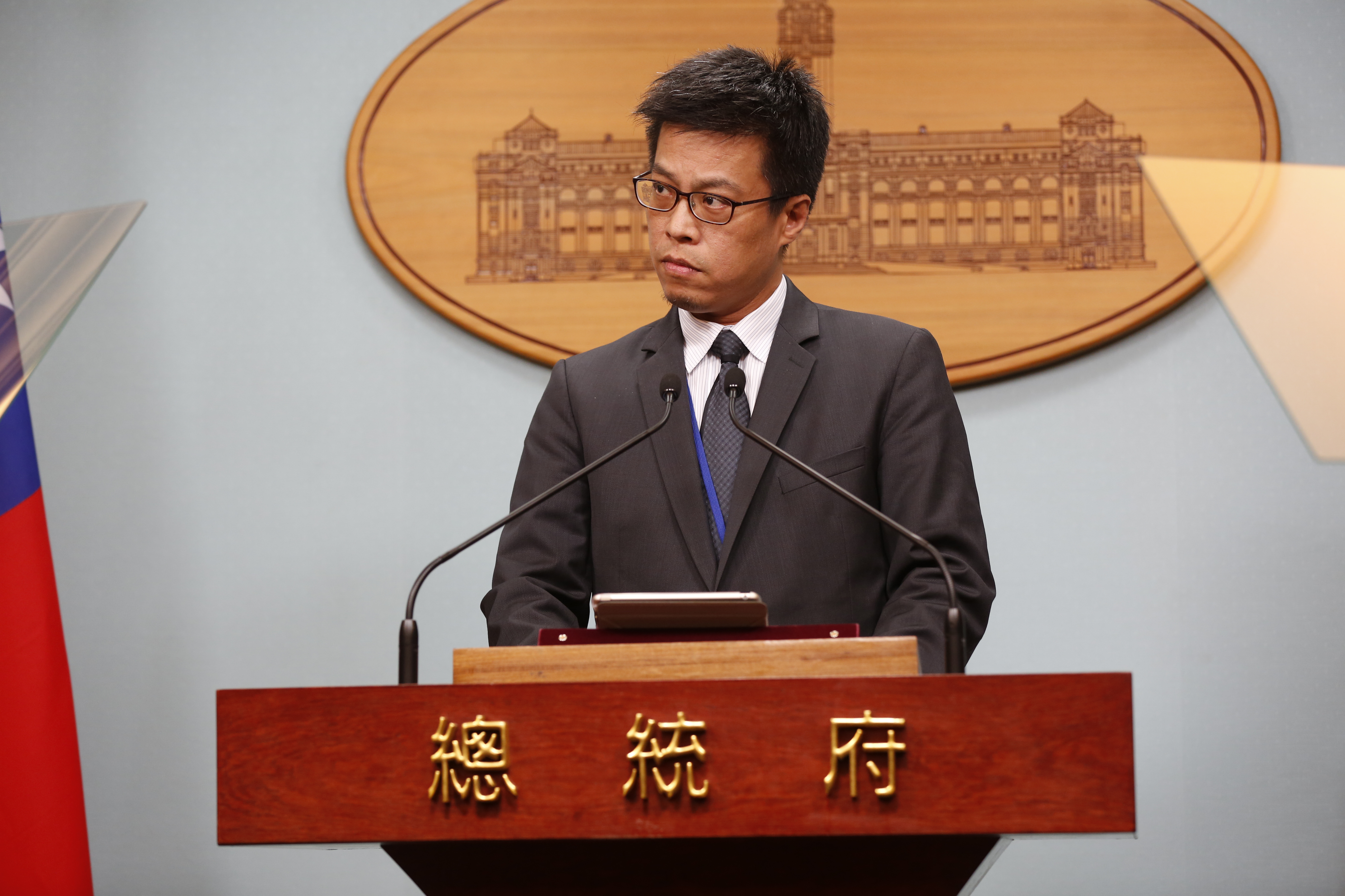 總統府發言人在臉書發文澄清，總統座車未曾更換，目前也在使用年限內，不必也沒有更換的計畫。