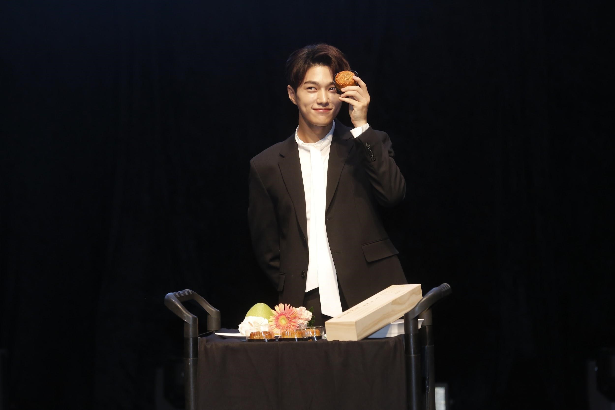 金明洙拿著月餅擺出帥氣pose，提前感受中秋氣氛。