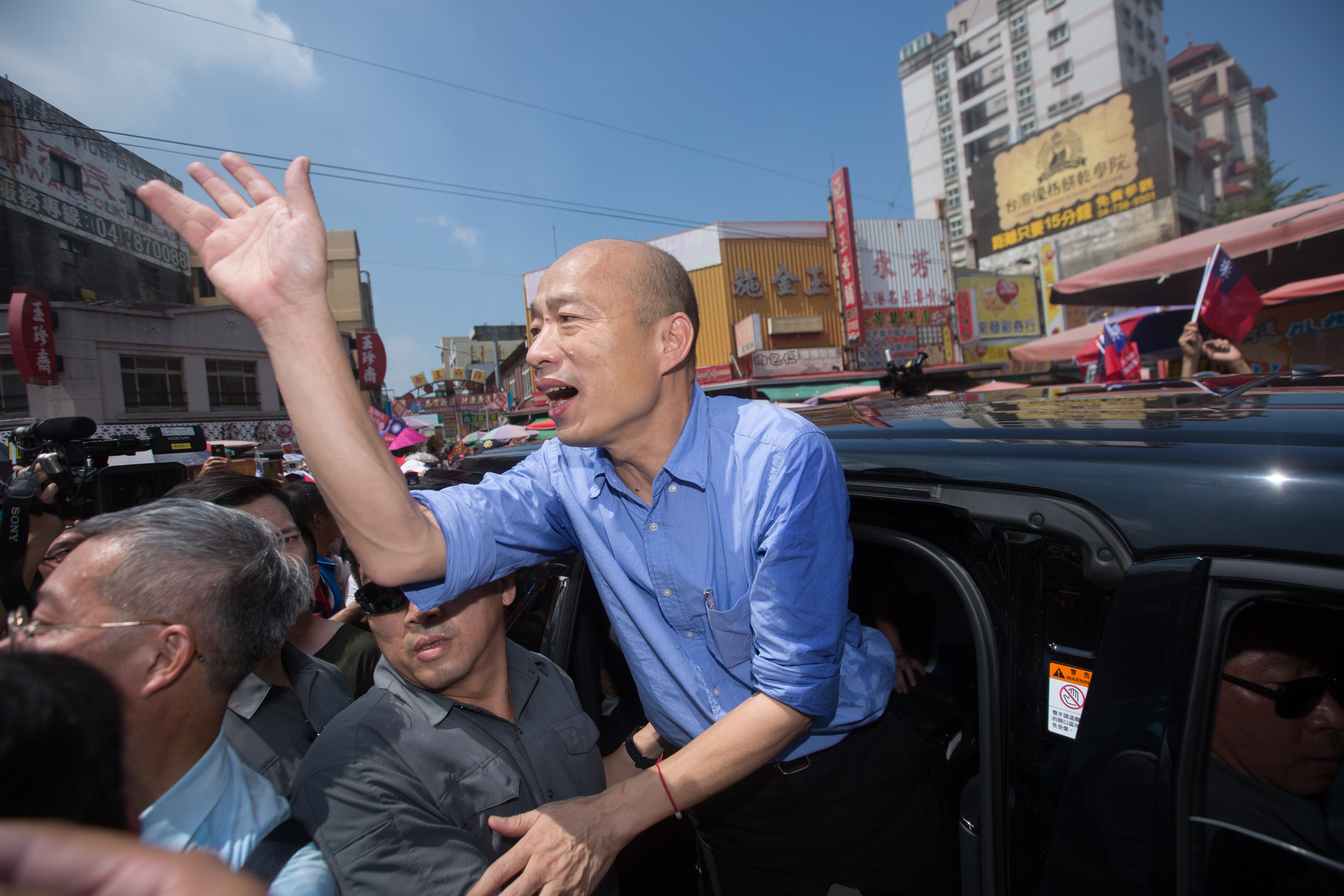 高雄市長韓國瑜參拜彰化8間廟宇,致詞表示就算存款3億也改變不了政治,被視為針對郭台銘喊話。