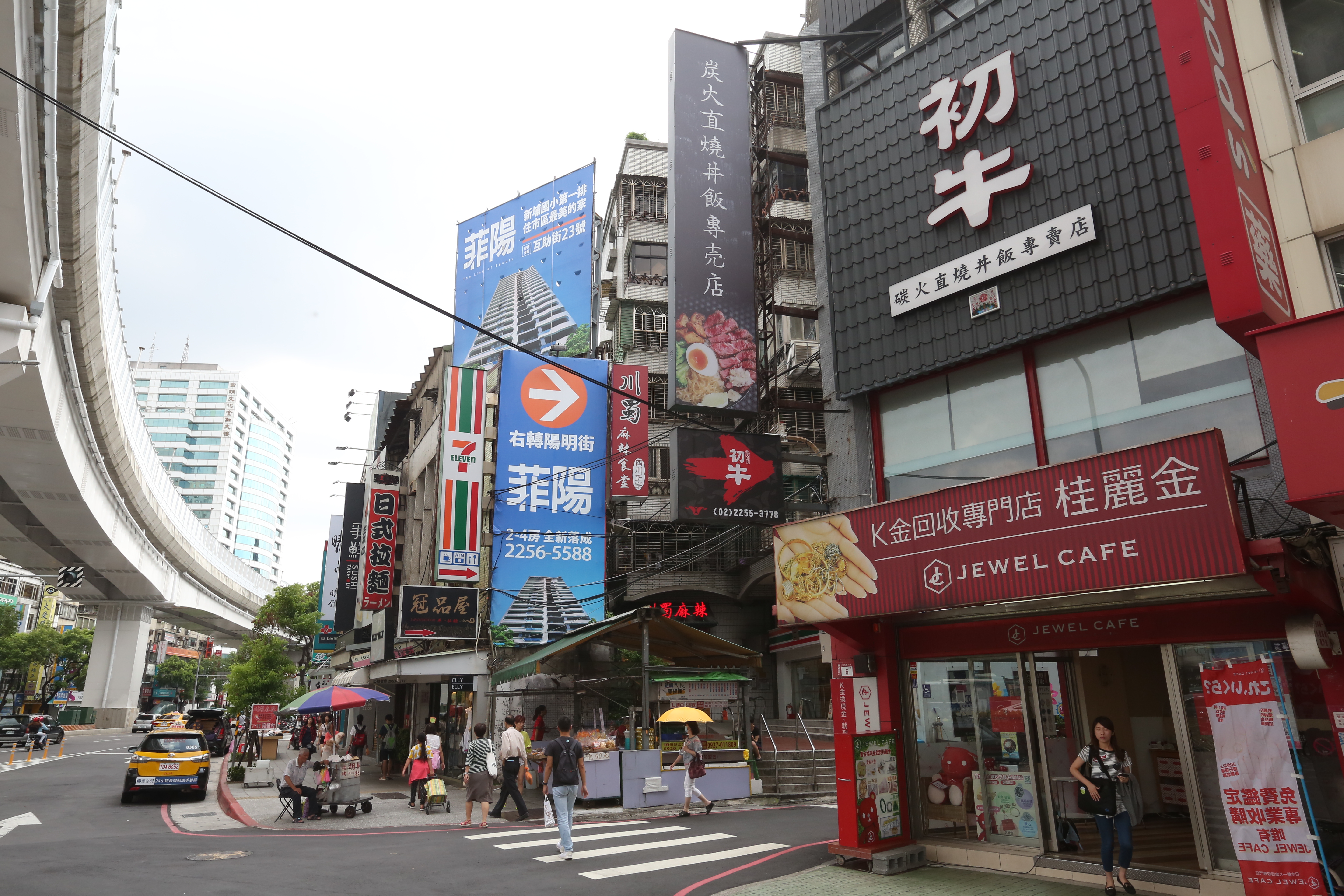 捷運新埔站因為交通方便，附近有學校、商圈生活機能佳，近年房市狀況熱門。