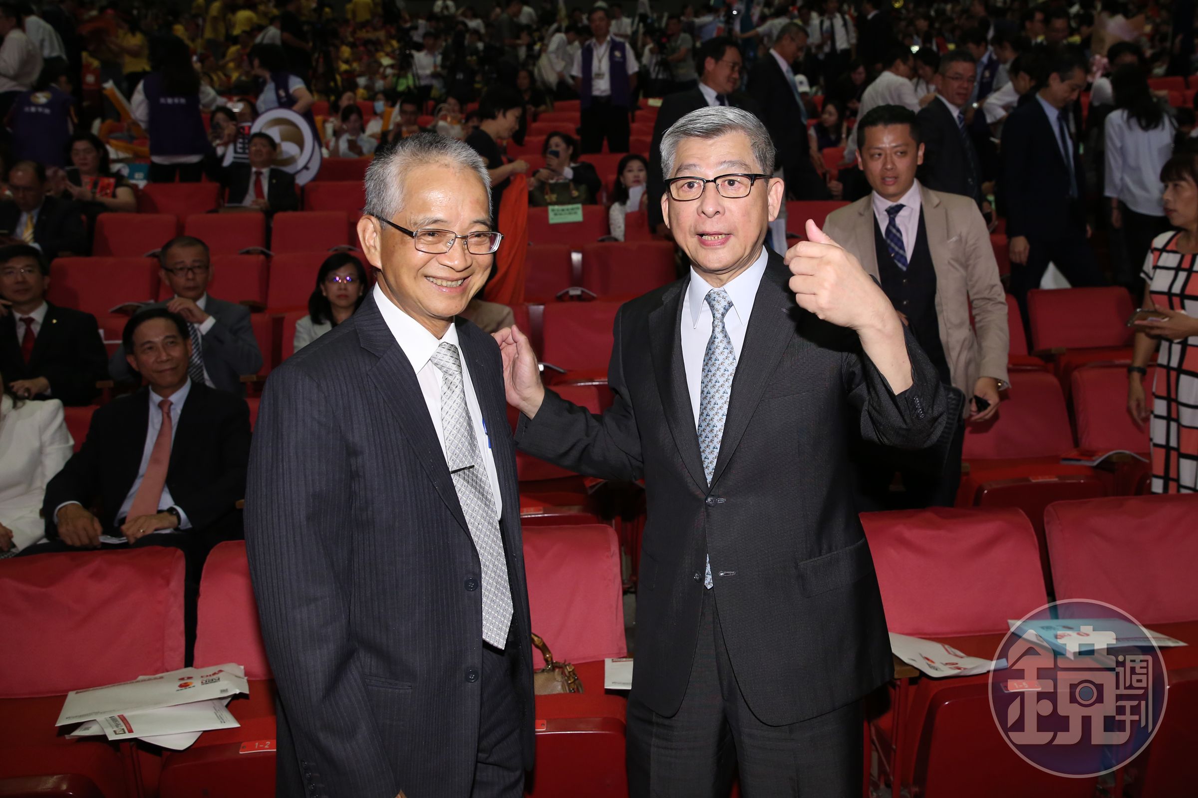 參選壽險公會理事長的許舒博認為，國泰金控董事長蔡宏圖（右）幫國泰人壽董事長黃調貴（左）拉票，雙方顯然是不公平競爭。