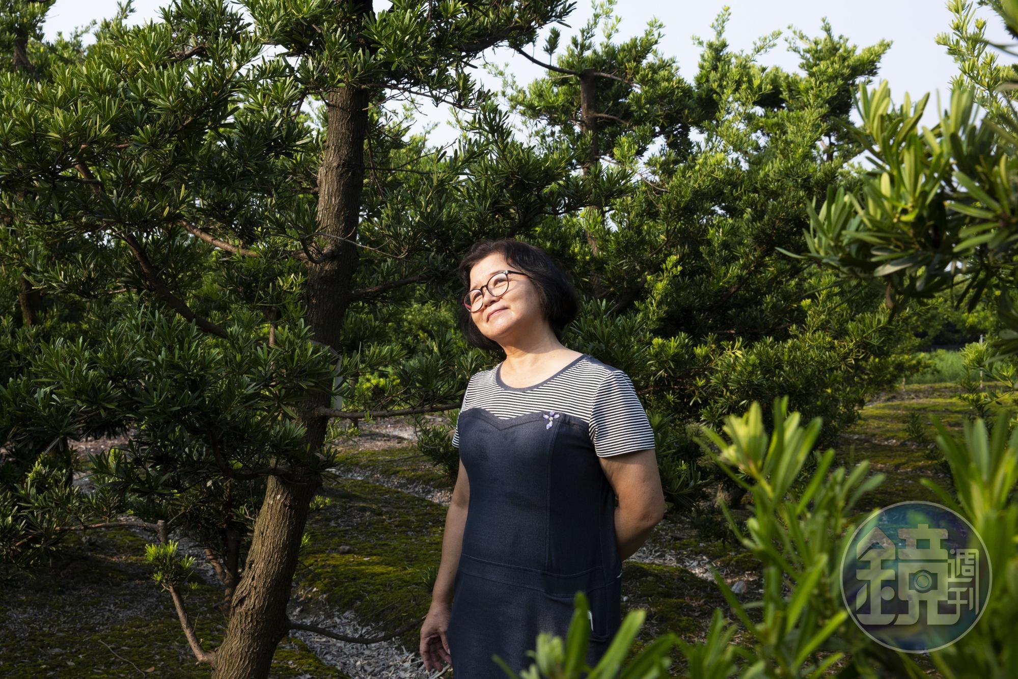 張錦雲走在自家的田裡,辛苦大半輩子,她已不擔心兒子的未來,說人生的一切都是緣份。