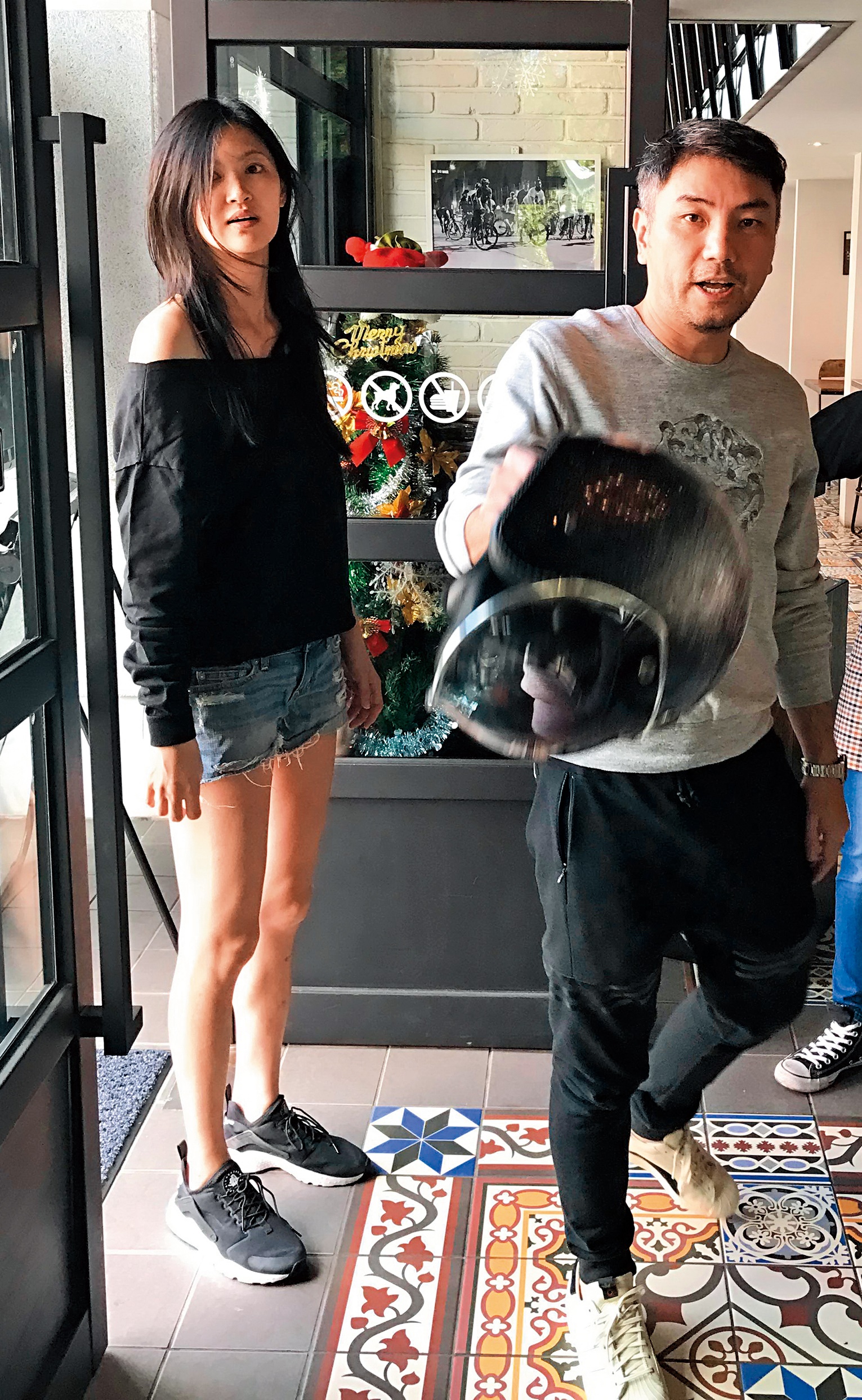 詹仁雄3年前再婚，對象是小他16歲的長腿妹小Mei，當時還被台灣媒體捕捉到他騎摩托車帶嬌妻吃飯。（東方IC）