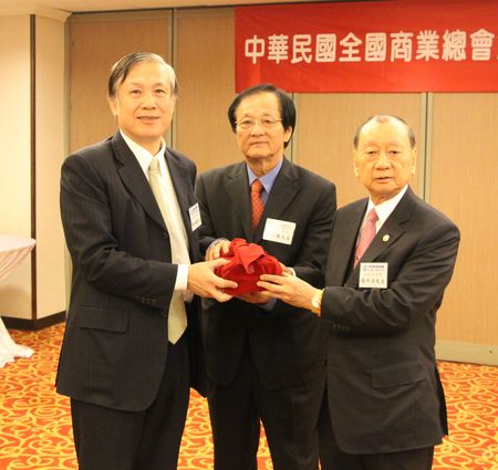 當年賴正鎰（左）能奪下商總龍頭大位，張平沼（右）扮演重要角色。（翻攝自台灣商會聯合資訊網）